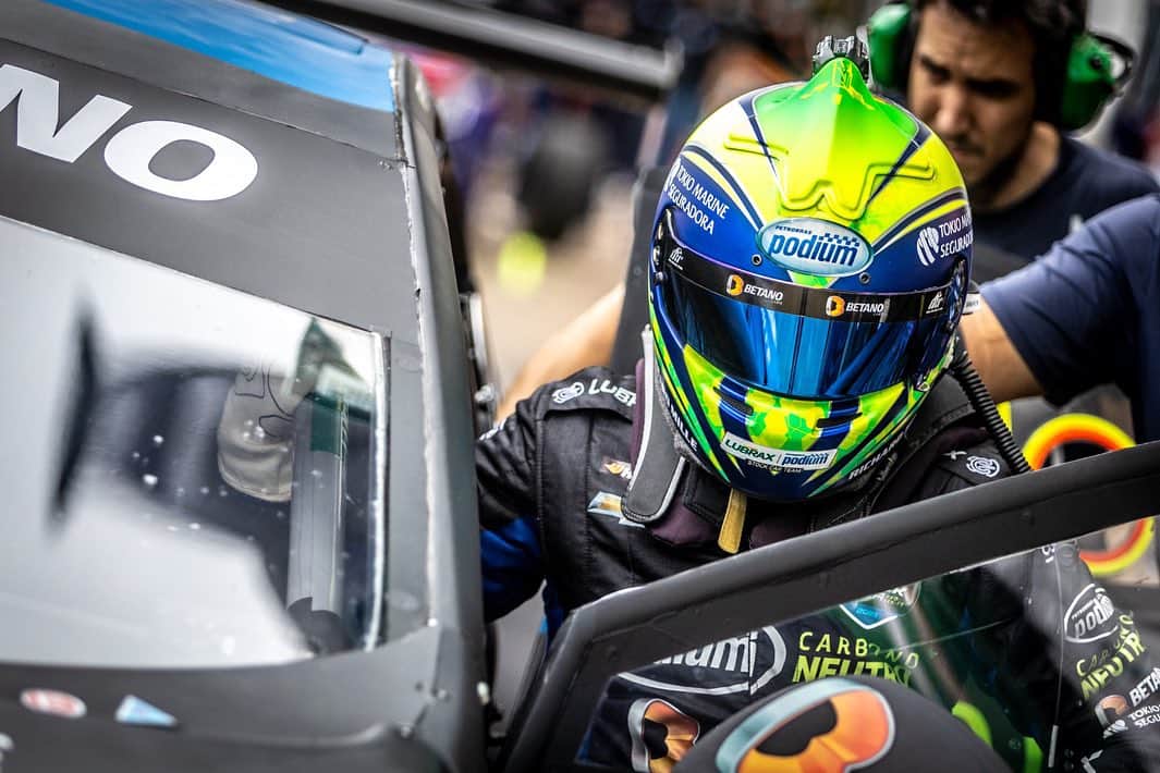 フェリペ・マッサのインスタグラム：「Fechamos o segundo dia em Cascavel com saldo positivo!   No Shakedown, ficamos em P7, e no treino 1, subimos para P2. Vendo uma evolução da equipe muito positiva, e aproveitando ao máximo para entender a pista no seco, já que a previsão do tempo é chuva.  Amanhã, é dia de classificação, e vamos com tudo para buscar um bom resultado. Conto com a torcida de vocês! 👊🏻🚀」