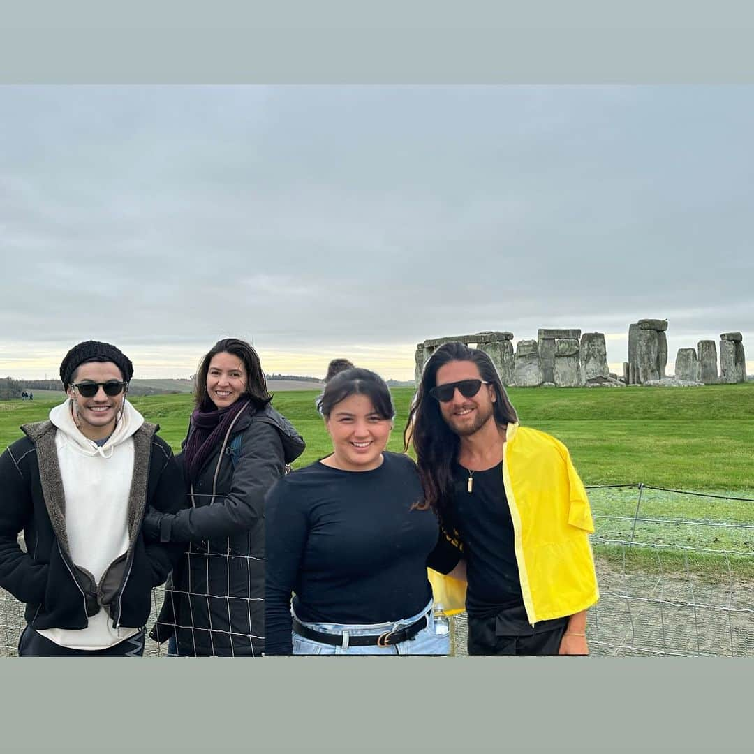 アルトゥール・オヤカワ・マリアノさんのインスタグラム写真 - (アルトゥール・オヤカワ・マリアノInstagram)「Siblings in Stonehenge…. ❤️🤫 Não é sempre que estamos juntos mas às vezes da pra juntar 😅🤷🏻‍♂️ @hannayumi @izzynom @rebecayori」11月25日 6時17分 - arthurnory