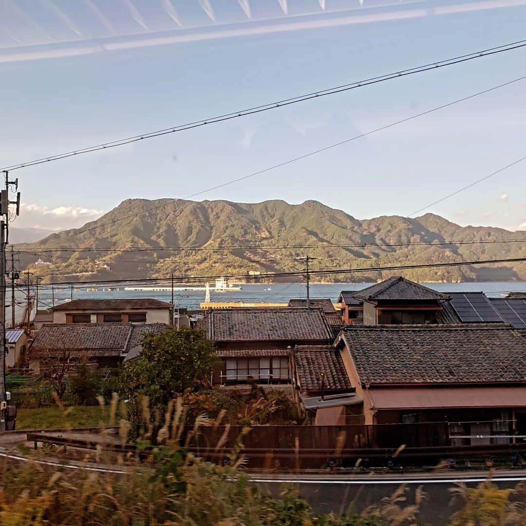 鏑木毅さんのインスタグラム写真 - (鏑木毅Instagram)「熊野古道トレイルランニングレースのため熊野市へ。 東京から 丸1日の列車旅となりました。特に名古屋からの特急が3時間もかかります。 私が思うに ここ熊野は 最も東京から遠い 場所 なのではないかと思います。 列車の中では たまった原稿に没頭したり、本を読んだり、弁当食べたりと車窓を楽しみながら有意義に過ごすことが出来ました。 いにしえより この熊野では自分が会いたいと願っている人に出会えると言われます。 今回は ゲスト ランナーだけでなく、講演会や子供たちへの授業も予定されておりきっと素晴らしい出会いがあると楽しみにしてます。 #trailrunning #熊野古道トレイルランニングレース #ホテル瀞流荘 #熊野市 #トレイルランニング #トレイルランニング好きな人と繋がりたい #トレイルランニングレース #thenorthfacejapan #gontex #アスタビータスポーツ #essサングラス #tnfjp」11月25日 6時18分 - tsuyoshikaburaki