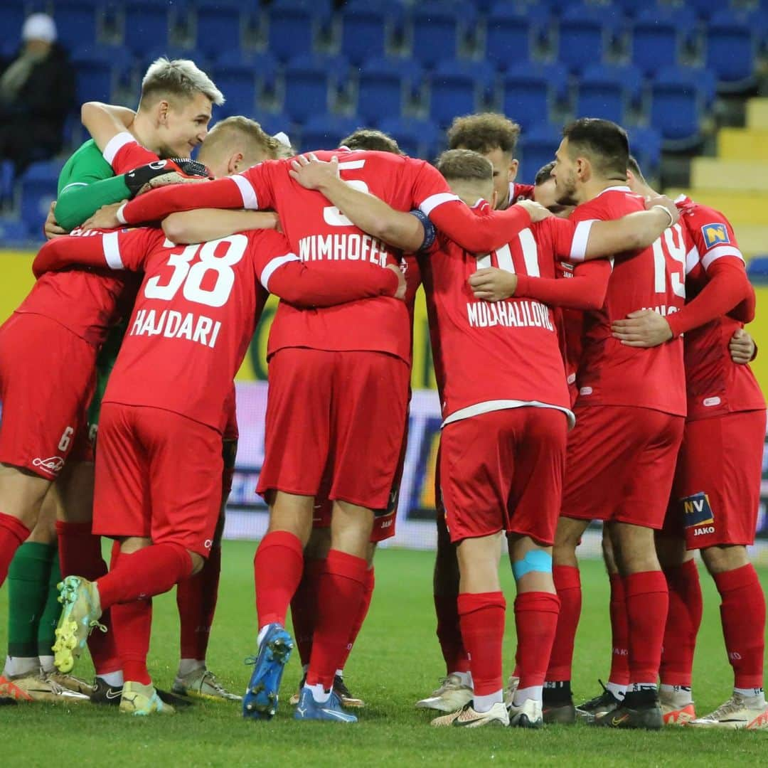 SVホルンのインスタグラム：「Derbysieger hey! Wir gewinnen auswärts im St. Pöltner Schneetreiben gegen den SKN mit 0:2 und holen die nächsten 3 Derbypunkte! Die Torschützen waren Marco Hausjell und Florian Fischerauer. #Derbysieger #auswärtssieg #3punkte #svhorn1922 #leidenschaftfussball #immerweiter #BePartOfIt」