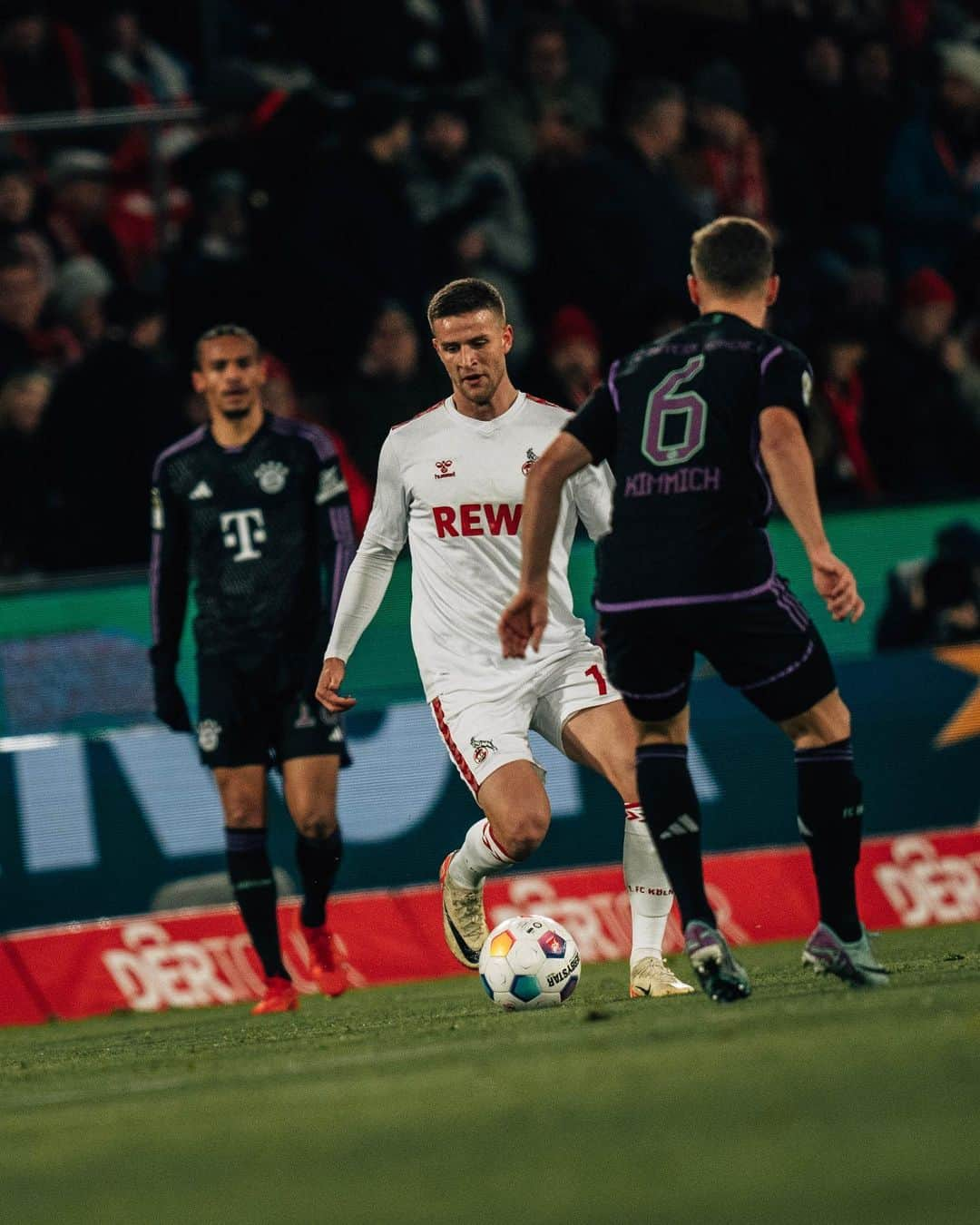 1.FCケルンさんのインスタグラム写真 - (1.FCケルンInstagram)「Schlusspfiff. Der #effzeh unterliegt dem FC Bayern München trotz mutiger Leistung mit 0:1. Schade, hier war mehr drin 😒  ___ 🐐 0:1 🥨 #KOEFCB」11月25日 6時23分 - fckoeln