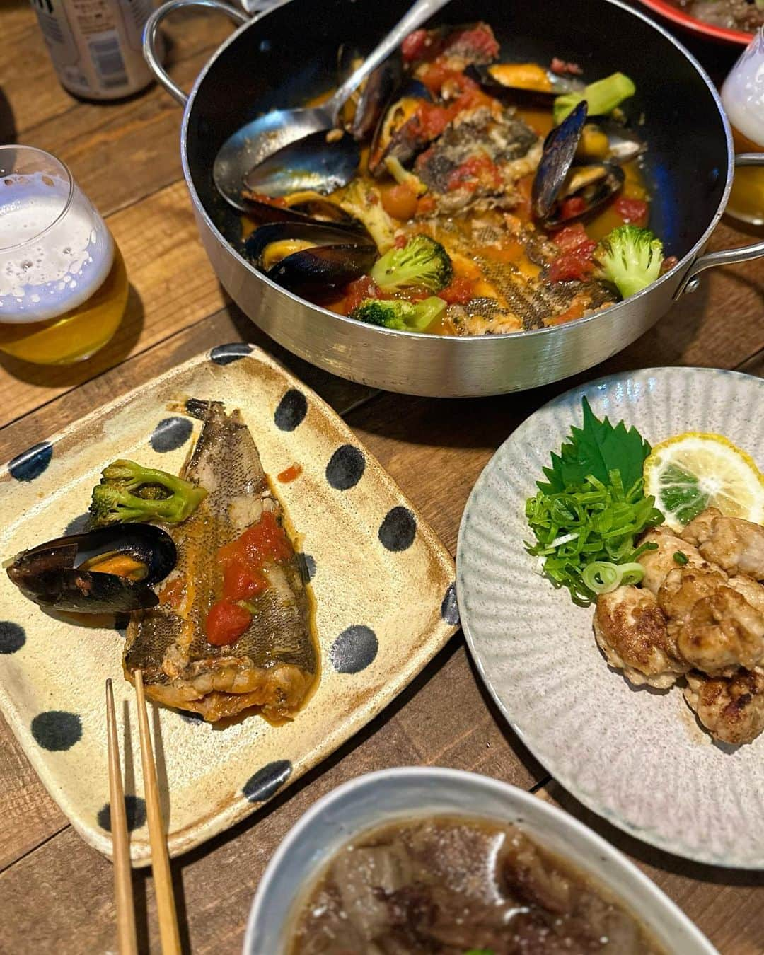 chiruさんのインスタグラム写真 - (chiruInstagram)「昨日の夜ご飯🍻  •アクアパッツァ •白子のバター醤油 •ホルモン焼き •すじこん •🍻 ・ ・ ・ #ちる0909飯#日本の食卓#夜ごはん#夕食#夜ご飯#晩ご飯#食卓#家飯#dinner#おうちごはん#おうち居酒屋#うちごはん#ご飯記録#健康ご飯#手作り料理#手作りごはん#lifestyle#器#器好き#食器#焼き物#家族ご飯#イタリア料理#instagood#instafood#japanesefood」11月25日 6時27分 - chiru0909