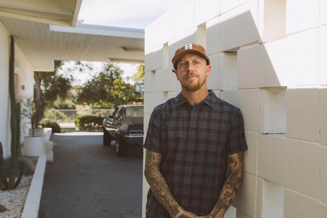 ブリクストンのインスタグラム：「@chippawilson in a few of our classic snapbacks. Dress it up or keep it casual in ither hat style.」