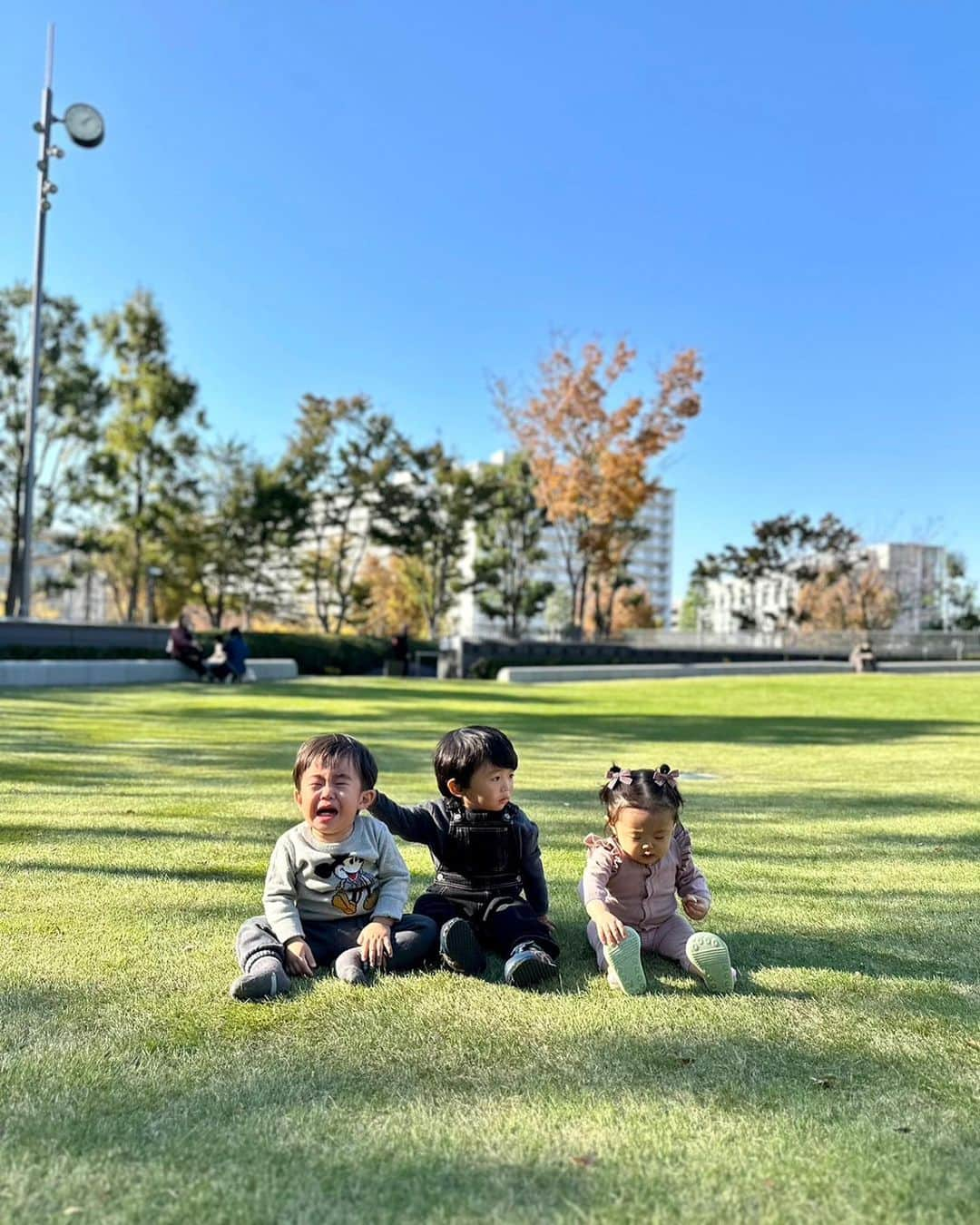 Ayaさんのインスタグラム写真 - (AyaInstagram)「同い年ベイビー👦🏻👦🏽👧🏼 リオトくん泣いちゃってるけど🥹❤️ 3人のベストショットって本当難しい😂  最近泣いたフリすると私にもヨシヨシ して、必ずぎゅーってしてくれるせな❤️笑 昨日も泣いてるリオトくんにしてた😳 優しいい🥹🥹  #1歳男の子#1歳女の子#同い年ベビー#赤ちゃん#男の子ママ#令和4年ベビー#赤ちゃんのいる生活#赤ちゃんのいる暮らし」11月25日 17時25分 - aya__fit