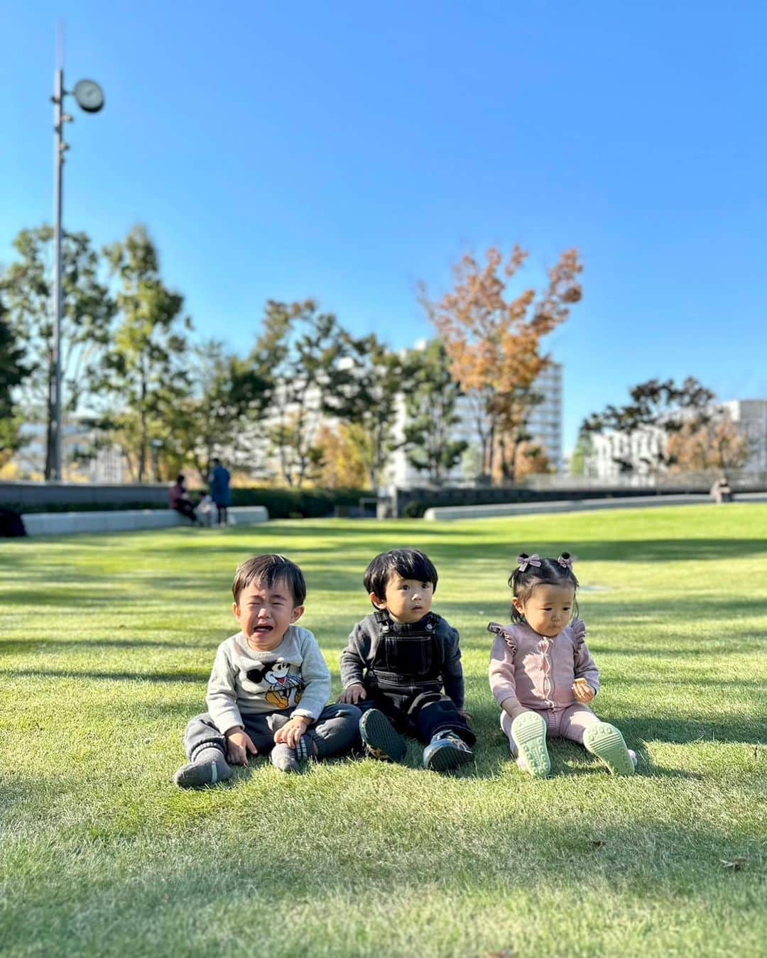 Ayaのインスタグラム：「同い年ベイビー👦🏻👦🏽👧🏼 リオトくん泣いちゃってるけど🥹❤️ 3人のベストショットって本当難しい😂  最近泣いたフリすると私にもヨシヨシ して、必ずぎゅーってしてくれるせな❤️笑 昨日も泣いてるリオトくんにしてた😳 優しいい🥹🥹  #1歳男の子#1歳女の子#同い年ベビー#赤ちゃん#男の子ママ#令和4年ベビー#赤ちゃんのいる生活#赤ちゃんのいる暮らし」