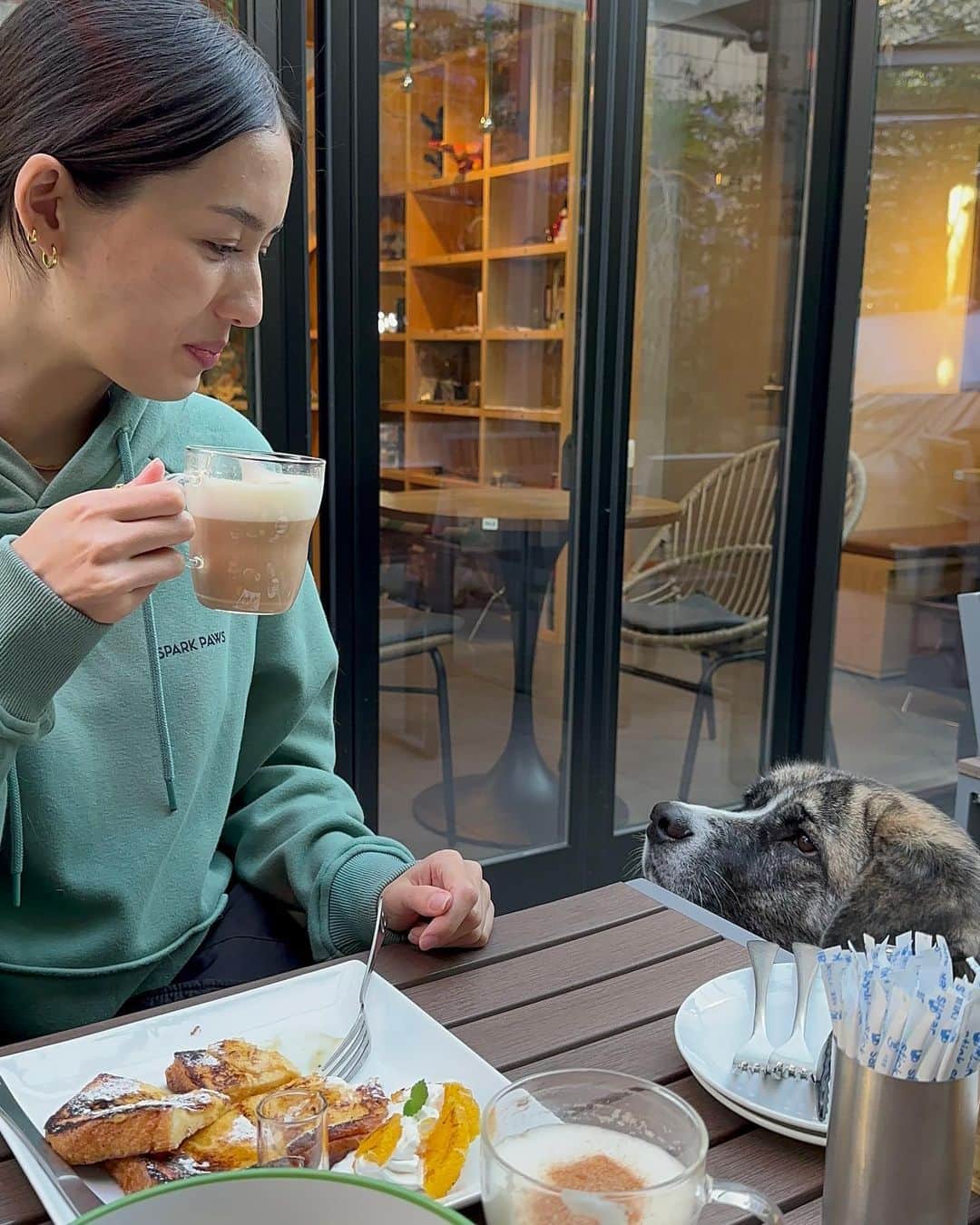 菊川リサさんのインスタグラム写真 - (菊川リサInstagram)「Cafe date & matching sweats💚🐶 日本でも犬とコーデ組める服を売ってるブランド欲しいなー！私が作ろっかなー🤣」11月25日 17時17分 - lisa_kikukawa