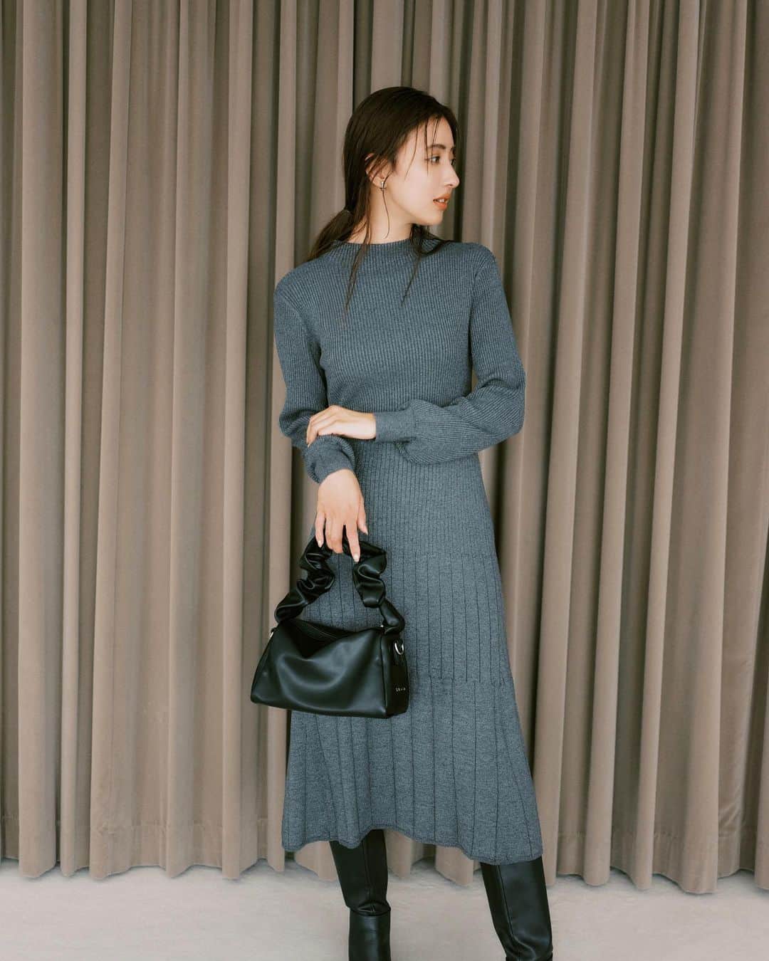 のインスタグラム：「繊細なラメのニットワンピース。 リブのピッチを少しずつ変化させることで緩やかなフレアシルエットに。 ふわふわとしたシャギーのカーディガンを羽織って特別な日の気分を盛り上げて。  #Stola.#ストラ #ニットワンピース#シャギーニット#ニットカーディガン #Stola_2023aw」
