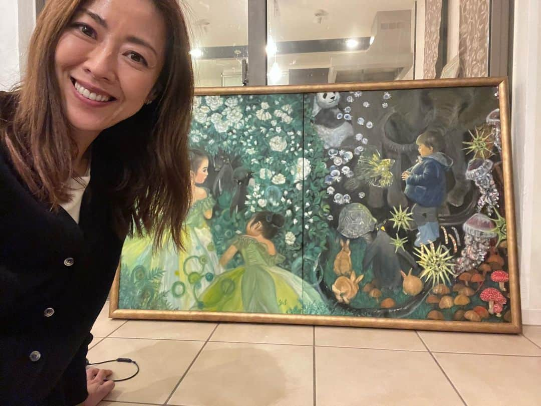 榊ゆりこのインスタグラム：「こちらは木と水の2作をつなげた作品🖼️✨  木は私の油絵２つ目の作品、結構時間かかった💦  展覧会に出す予定です😊お近くの方は是非直接見に来てください🙏またお知らせします👍  #油絵 #painting #絵画 #現代アート #不思議な絵#アラフィフライフ#芸術#油彩 #絵#美術#contemporaryart  #oilpaint #oilpaintings#art #artwork #油画 #유화#peinture#tableau」