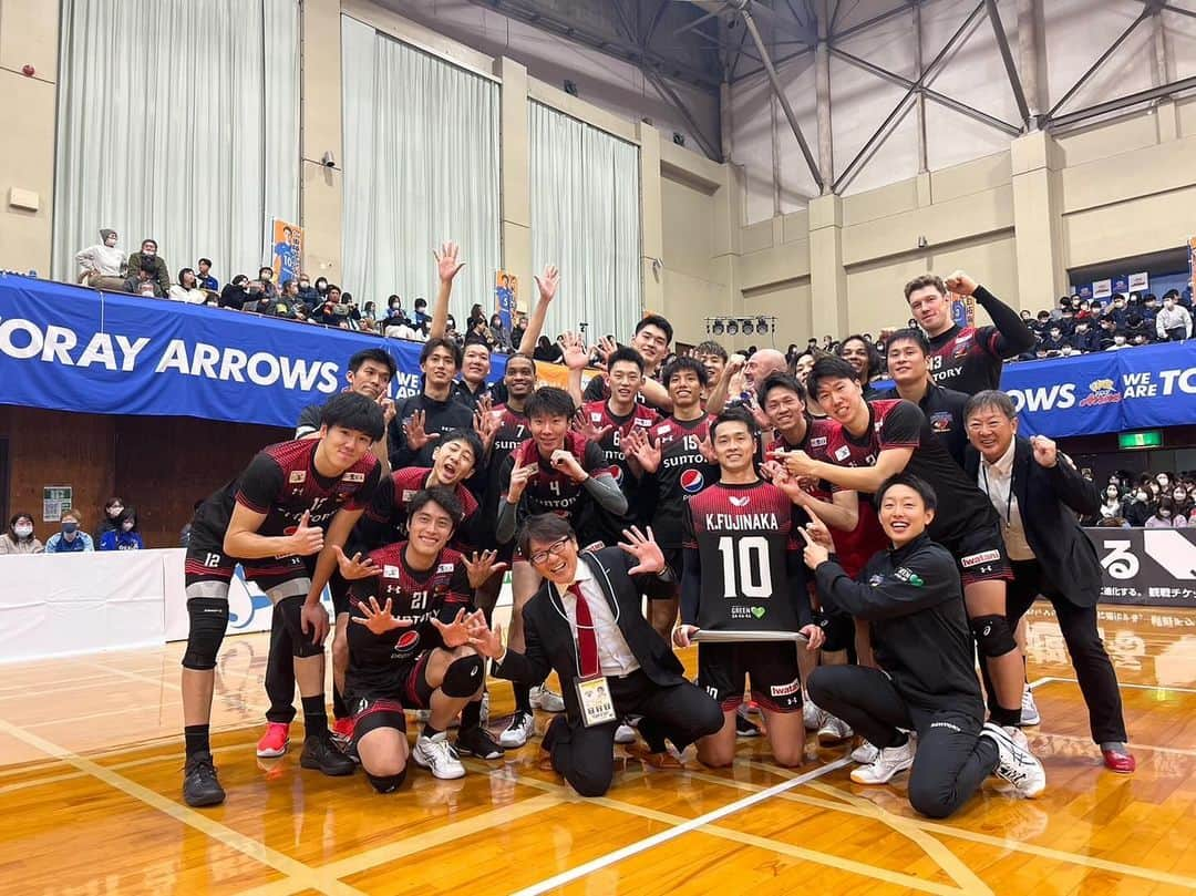 藤中謙也のインスタグラム：「10勝目‼️ 長い闘いでした。 でもなにより勝てたことが1番☝️  明日も頑張りましょう！！！ 岩手は雪降ってます❄️  #volleyball #バレーボール #Vleague #Vリーグ #ハイキュー #suntorysunbirds #サントリーサンバーズ #箕面市 #バレー #大阪 #goldwin #ゴールドウィン #c3fit #doctorair」