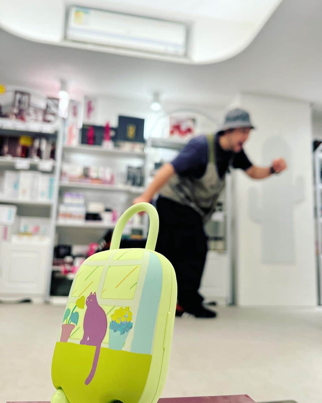 スティーブン・チョンのインスタグラム：「哈哈哈哈哈，我又要飛喇！  今次帶俾大家嘅產品就係我哋公司 @sixtoy6 獨家代理嘅產品， Beyourlover 旅行箱 大家睇到佢個款係咪覺得佢好得意呢呢？ 今次嘅設計好似一個旅行箱咁樣， 佢係一個充電器裏邊亦放咗一個震動器，震蛋上面仲附帶有吸啜嘅功能，方便去旅行，甚至乎帶出街用，用完隨時叉電保證你任何時候都可以享受到，矽膠設計設計、紫外光消毒、預先加熱，仲可以用Apps遙距控制，包你分隔兩地都能夠同你嘅伴侶玩得開心又放心！」