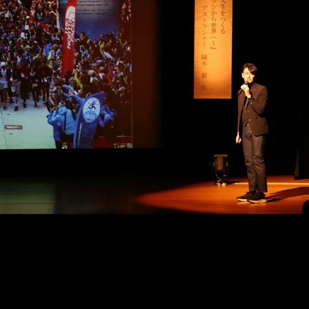 鏑木毅さんのインスタグラム写真 - (鏑木毅Instagram)「大会はいよいよ明日。熊野市スポーツ少年団主催の子供セミナー、前日ブリーフィング、 そして講演会と終日お話しさせて頂く機会をたくさん頂けました。このトレイルランニングというスポーツとの偶然の出会いから人生の全てが変わりました。それ故、このスポーツへの感謝の気持ちと、 私と同じように このスポーツを通して人生が よりよく変わる人たちが 少しでも多く なればといつも思っています。 子供達へは もちろん トレイルランニングをやらなくてもいいけど、 どの人生を選択しても 努力し全力で頑張ってほしいというメッセージが 少しでも伝わればと 思いました。 本日も会場準備、受付頂いた皆さん本当にありがとうございました。 #熊野古道トレイルランニングレース #熊野市 #ホテル瀞流荘 #熊野古道 #トレイルランニング #トレイルランニングレース #trailrunning #thenorthfacejapan #gontex #アスタビータスポーツ #essサングラス #tsuyoshikaburaki」11月25日 17時20分 - tsuyoshikaburaki