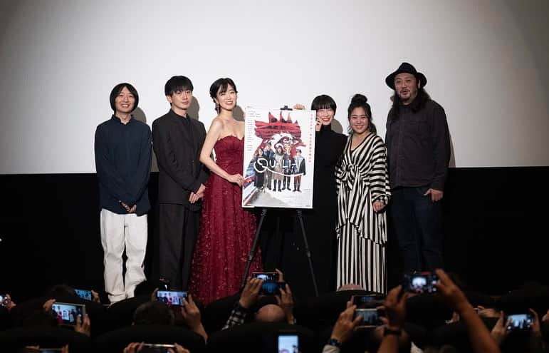 石川瑠華さんのインスタグラム写真 - (石川瑠華Instagram)「映画『クオリア』 劇場で観てくださった方々、 ありがとうございました＾＾  私はこの映画を三回ほど観ているのですが、 その日ごとに客席の雰囲気や反応が違って 私自身影響されやすいのか、 日によって映画の感じ方が変わります。  この映画はブラックコメディーというジャンルになるのかな、思えばそういうジャンルの映画に出演するのも初めてかもしれないなと。ジャンルなんてないんですけどね。  不思議な感覚で毎回観ております。  K’s cinemaでの上映がどんどん終わってしまう感覚が今から寂しいです。 是非、劇場でご覧ください！ #クオリア」11月25日 17時26分 - ___rukaishikawa