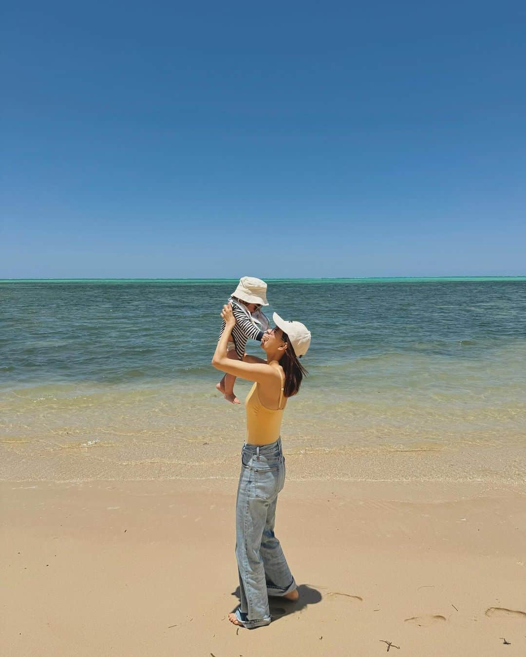 さんのインスタグラム写真 - (Instagram)「・ 旅行中コーデ🇳🇨 スーツケースのほとんどが👶🏻のもので自分のものが全然入らない😨 ということで、スキンケアもコーデもスーパーミニマムで行きました🙇🏻‍♀️  水着×2、デニム、キュロット、スカート、ボーダートップス、あとは映っていないけど羽織のシャツだけで約10日間過ごしました😂 暖かい国でよかったです🥺  #旅行コーデ #ニューカレドニア #nouvellecaledonie #newcaledonia」11月25日 17時22分 - natsukoakahani