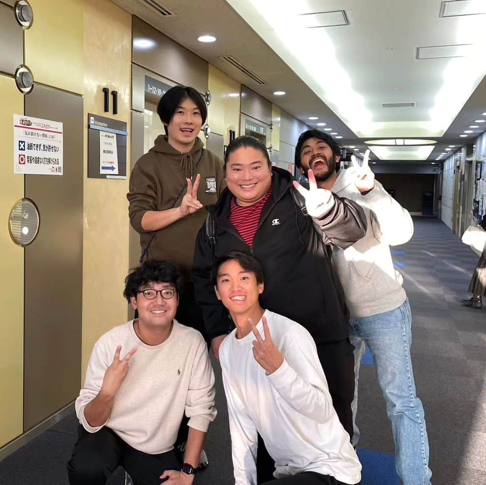 のインスタグラム：「おかげさまで『ザテレビジョンドラマアカデミー賞』の【特別賞】を受賞させていただきました👑✨ これも応援してくれている皆様と現場で支えてくれた方々、そして林原めぐみさんのおかげです🙇‍♂️本当に感謝感激です！！ 同じく【監督賞】を受賞した宮崎監督の次の作品にちょこっと出演させていただく事になりそうです👀👏 その衣裳合わせの際にVIVANTの時にお世話になった演出部の方々と久々にお会いしたので記念に📸🎉 #富栄ドラム」
