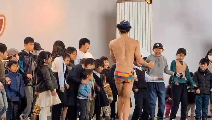 小島よしおのインスタグラム：「うぇーいミングアップからのおっぱっぴー 今治造船広島工場(三原)でファミリーフェスタ‼️  大いに盛り上がりました🤩」