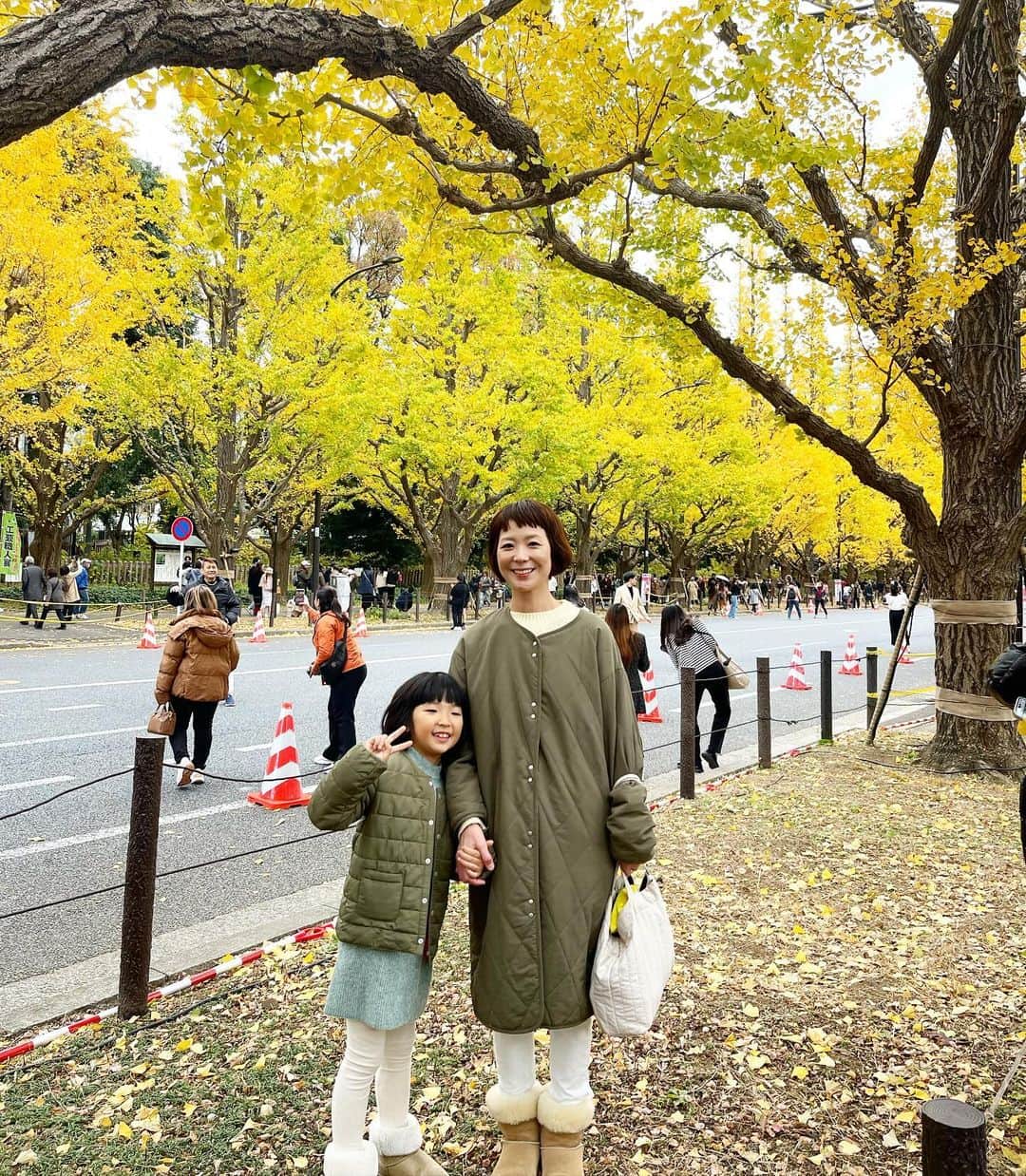 新井美穂さんのインスタグラム写真 - (新井美穂Instagram)「娘と毎年恒例の「外苑前銀杏並木」へ✨✨  大好きなこの黄金色の銀杏並木を歩くのも、  娘をなんとか必死で肩車できるのも（笑）  きっと今年で最後だろうなぁ。  屋台で日本酒ひっかけ、ほろ酔い気持ちの良い紅葉狩りでしたー（笑） #娘7歳5ヶ月」11月25日 15時58分 - arai_miho