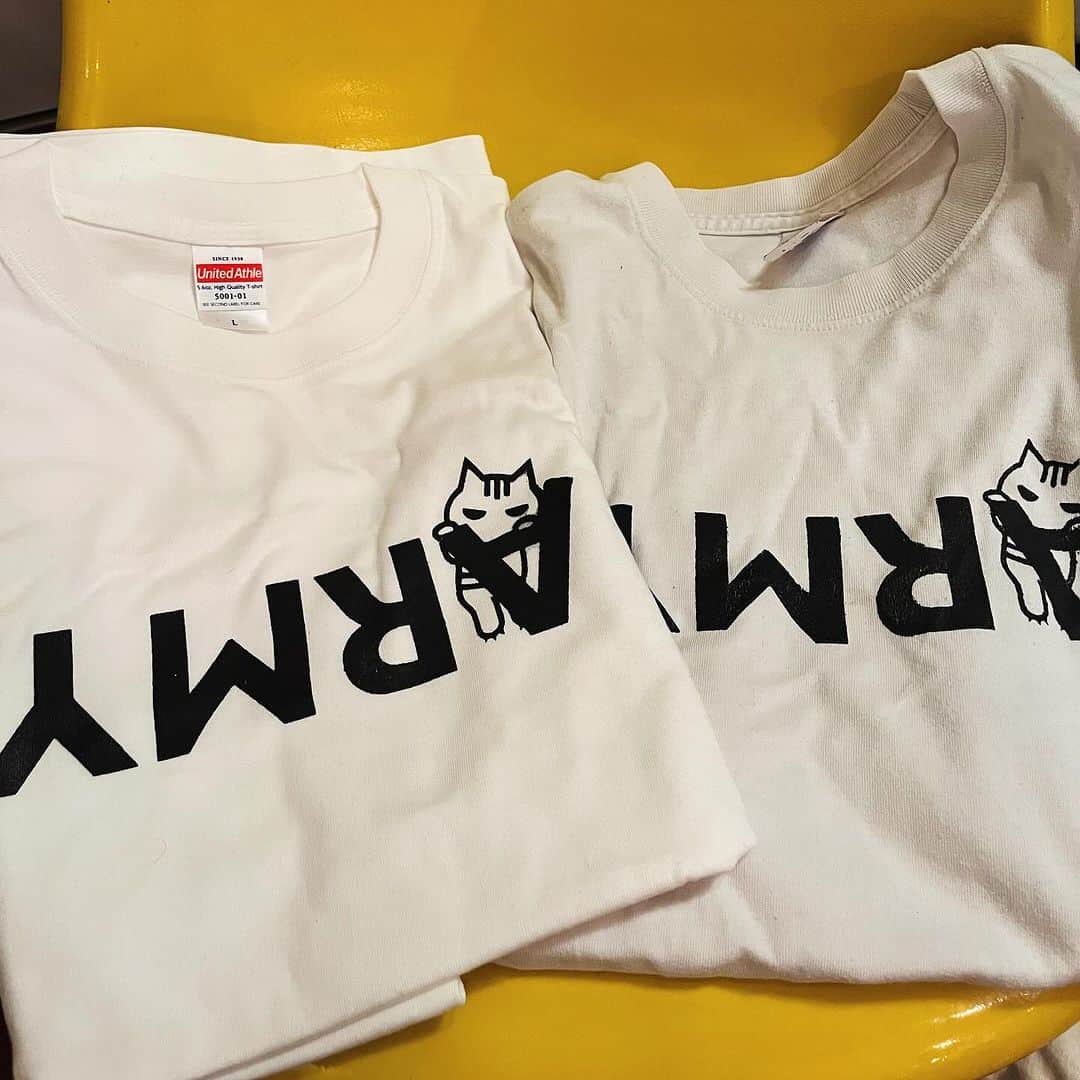 浅田信一のインスタグラム：「このTシャツ、 気に入ってて普段着でヘビロテ。 かなり着倒しました。 なので、ラストの在庫品は自分で下ろします。 右が古着で左がおニュー。 こうやって並べてみると色が相当くすんでるね笑  買って着てくれたみなさんありがとう！」