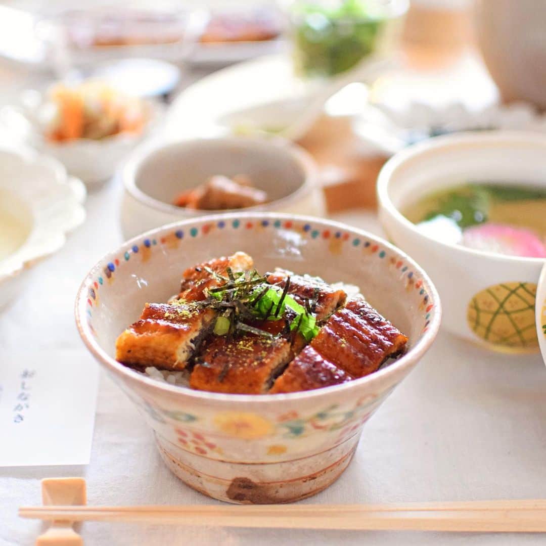 nao_cafe_さんのインスタグラム写真 - (nao_cafe_Instagram)「こんにちは♪ @nao_cafe_ ですෆ . 名古屋のひつまぶし御膳のごはんです。 こちらは @sakuya_meal 様より ご提供いただき撮影しました。  咲耶様のミールキットは 日本の様々な地域の美味しい! を集めていて、 食べながら旅行した気分になれます。  調理は特に必要無いので 手軽に旅館のような食事を楽しめるのが 嬉しいです･ᴗ･  私が今回選んだ地域は名古屋。 これはひつまぶしがメイン。 最初はそのままご飯と一緒に。 次は薬味をのせて そして最後は温めた出汁をかけてお茶漬けに。 このお茶漬けが本当美味しかった！ 副菜も優しい味付けで ひつまぶしを引き立てていました。  以前名古屋に旅行で行った時に ひつまぶしを食べるために 2時間並んだこととか 家族で思い出を話しながら 食事が出来て、 そんな時間もご馳走になりました。  この度咲耶さまのアンバサダーになりました。 今後素敵なお料理を紹介していきます。 ⋆⸜お知らせ⸝⋆ 12月10日まで、お歳暮商品を発売しています。 通常の冷蔵商品と違い、 冷凍便でお届けできるので消費期限も長く、 お歳暮の贈り物に最適です。 のしもつけらますよー🥰  #咲耶 #咲耶ごはん #旅御膳 #和食御膳 #お歳暮#pr #名古屋めし #ひつまぶし#和食#おうちごはん #おうちごはんlover #うちごはん #おうちご飯」11月25日 15時51分 - nao_cafe_