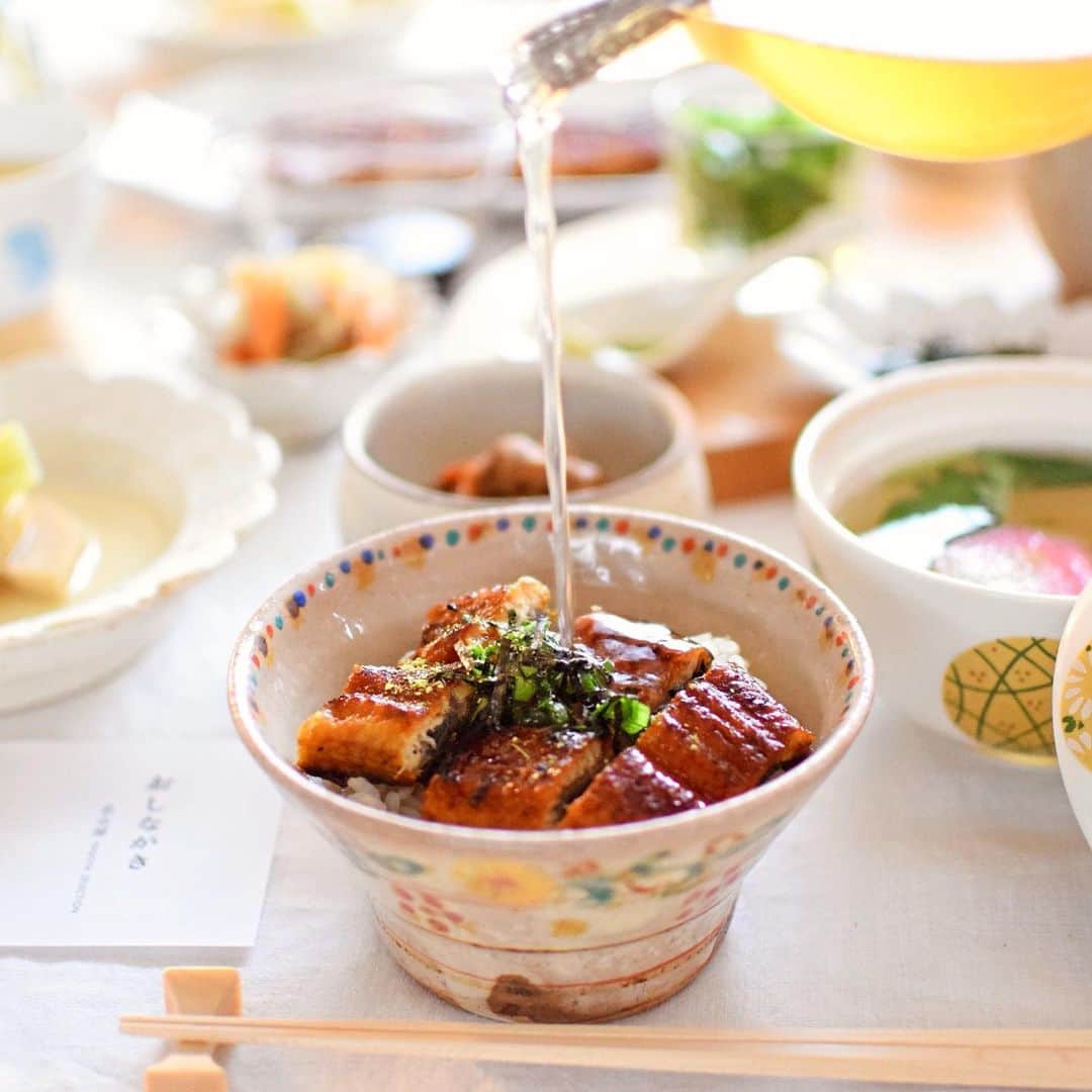 nao_cafe_さんのインスタグラム写真 - (nao_cafe_Instagram)「こんにちは♪ @nao_cafe_ ですෆ . 名古屋のひつまぶし御膳のごはんです。 こちらは @sakuya_meal 様より ご提供いただき撮影しました。  咲耶様のミールキットは 日本の様々な地域の美味しい! を集めていて、 食べながら旅行した気分になれます。  調理は特に必要無いので 手軽に旅館のような食事を楽しめるのが 嬉しいです･ᴗ･  私が今回選んだ地域は名古屋。 これはひつまぶしがメイン。 最初はそのままご飯と一緒に。 次は薬味をのせて そして最後は温めた出汁をかけてお茶漬けに。 このお茶漬けが本当美味しかった！ 副菜も優しい味付けで ひつまぶしを引き立てていました。  以前名古屋に旅行で行った時に ひつまぶしを食べるために 2時間並んだこととか 家族で思い出を話しながら 食事が出来て、 そんな時間もご馳走になりました。  この度咲耶さまのアンバサダーになりました。 今後素敵なお料理を紹介していきます。 ⋆⸜お知らせ⸝⋆ 12月10日まで、お歳暮商品を発売しています。 通常の冷蔵商品と違い、 冷凍便でお届けできるので消費期限も長く、 お歳暮の贈り物に最適です。 のしもつけらますよー🥰  #咲耶 #咲耶ごはん #旅御膳 #和食御膳 #お歳暮#pr #名古屋めし #ひつまぶし#和食#おうちごはん #おうちごはんlover #うちごはん #おうちご飯」11月25日 15時51分 - nao_cafe_