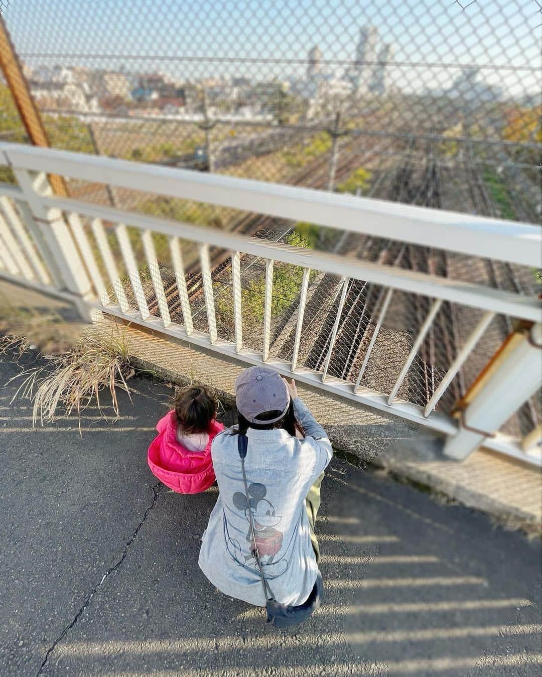 正田美里（みさみさ）さんのインスタグラム写真 - (正田美里（みさみさ）Instagram)「A walk. お散歩。娘は嬉しそうだった。  #stroll #прогулка #3歳児ママ」11月25日 15時52分 - misamisaupiupi