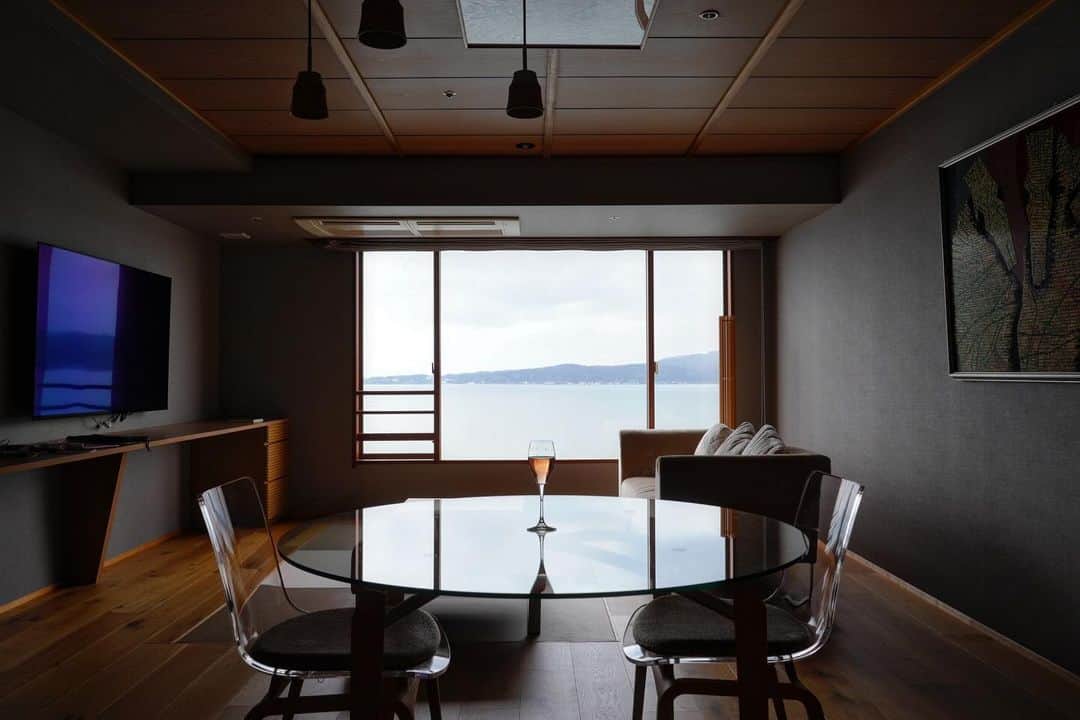 渡辺由布子さんのインスタグラム写真 - (渡辺由布子Instagram)「♨️  和倉温泉の数あるお宿の中から今回は、明治39年創業の老舗温泉旅館、加賀屋の姉妹館「あえの風」に滞在しました。  七尾湾と能登島を望む全室オーシャンビューの客室で、窓際に立つとまるで海を浮遊するような気分に。  開湯から1200年の歴史を誇る和倉の名湯。地下の花崗岩に含まれる水晶をくぐり抜け、透明なお湯が絶え間なく湧き出ているのが特徴。露天風呂では目の前に広がる七尾湾と頬をなでる海の風と波音が、日々の疲れを癒してくれるよう。  ちなみに名前の由来は、大伴家持が能登を旅した時に万葉集の歌に詠んだ「東風(能登ではあえのかぜと読む)」から。 海から吹き抜けるこの風は豊漁、豊作、幸福をもたらすとされているとか。  ・広さ102㎡ ・ミニキッチンを併設 ・冷蔵庫の中身はコンプリメンタリー ・段差のないユニーバーサリーデザイン ・オーシャンビューのジャグジーバスタブ ・アイロン、スボンプレッサー、靴乾燥機など ・衣類のシワやニオイ、ウィルスを取るLG Styler ・引き出しに古事記の書物あり  #加賀屋 #加賀屋グループ #あえの風 #能登半島 #能登島 #温泉旅館 #温泉旅行 #週末旅行 #オーシャンビュー #スイートルーム #トラベルライター #温泉好きな人と繋がりたい #和倉温泉 #wakuraonsen #和倉温泉観光協会 #PR #kagaya #onsen #hotsprings #biztrip #TravelWriter   🏷 加賀屋姉妹館 あえの風 🚪ラグジュアリースイートKohaku（洋タイプ） 📍 @aenokaze_ryokan  🗾 #Wakura (#和倉 )#Noto (#能登 ) #Ishikawa (#石川 ) 🌎 #🇯🇵 #Japan (#日本 )」11月25日 15時53分 - watanabe_yuko