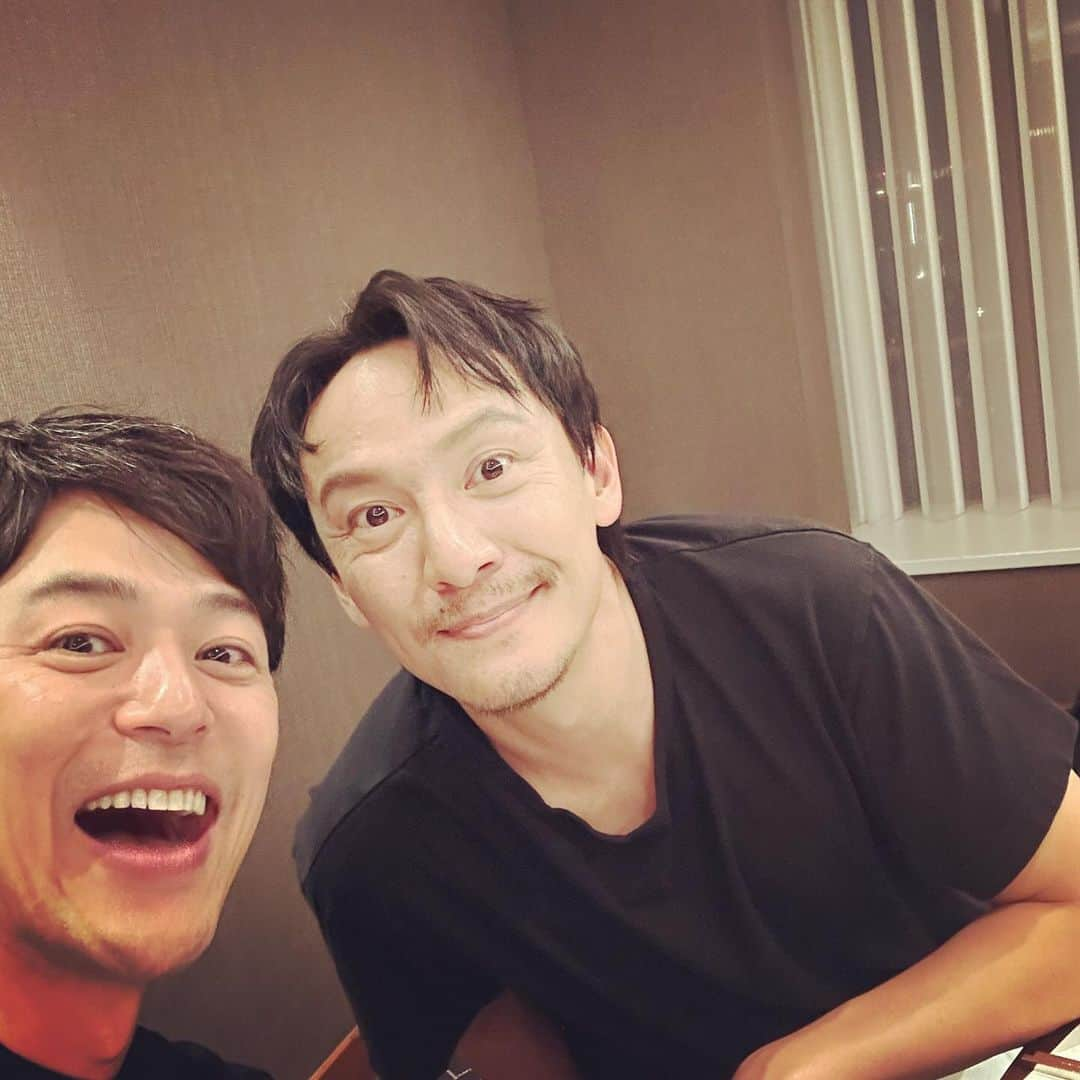 妻夫木聡さんのインスタグラム写真 - (妻夫木聡Instagram)「#金馬獎   人生初めての講義  緊張したが、自分の人生を振り返るいい機会になりました  お世話になったいろんな方の顔が走馬灯のように思い浮かんだ  私にとって全てが、一期一会  心より感謝  #台湾のアカデミー賞 #goldenhorse #マスタークラス #チャンチェン #張震 #リーピンビン #李屏賓 #一期一会  For the first time in my life, I gave a lecture about acting.  I was nervous, but it gave me a great opportunity to look back on my life as an actor.  I look back and remember  all those faces of various people I respect and whom have helped me along my journey.  I really appreciate all your help and support.  Coming across these people are once in a lifetime  experiences and will treasure each and every one.  #goldenhorsefilmfestival #masterclass #chenchang #leepingbin #treasureeverymeetingforitwillneverrecur」11月25日 16時06分 - satoshi_tsumabuki_official