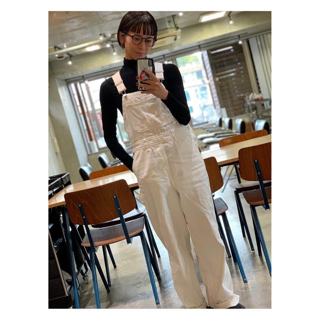 陽月華さんのインスタグラム写真 - (陽月華Instagram)「☆  白いオーバーオール。  ふらっと立ち寄った美術館で見た作品展。 嬉しい偶然の出会いになって興味深く見入って何周もまわった。 柔と剛、古と新、を行き来するその作品はもちろん、作家の方の作業着もいいなあと思って印象に残って。  白いオーバーオールにネイビーのタートルネック。 その足で、御用達だったという作業着販売店を訪ねてみたけど、もう製造していないとのこと。とほほ。  それからずっと白いオーバーオールが気になる…  WEGOでおさいふにやさしいおねだんで白いオーバーオールを見つけまして、ためしに買ってみました。たしか、こどもの時以来のオーバーオール。ちょっと冒険なアイテム。  うん。いいね。いいかも。にんまり。  前髪切ってしっくりきたかんじ。  この前髪だと、意外となんでも成立する。  わたし、私服制服化計画人間。 白いオーバーオールも制服入りしました。  おんなじのまた着てらあ、と思われるかもですが そういうものなのでお気になさらないでください☺︎  #オーバーオール  #白オーバーオール #wego #前髪 #オン眉 #オン眉ボブ  #私服制服化」11月25日 16時06分 - hizukihana_official