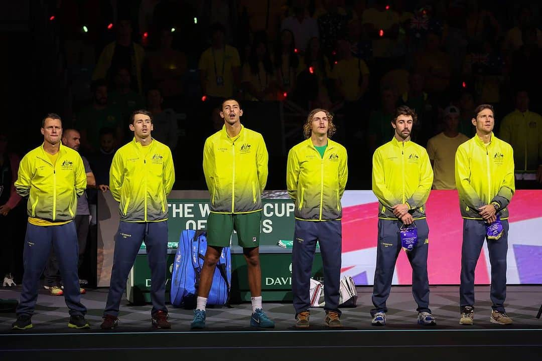 アレックス・デミノーのインスタグラム：「Davis cup finals with da boyssssss ❤️🇦🇺 #Consistency #Back2back #Popontop #C」