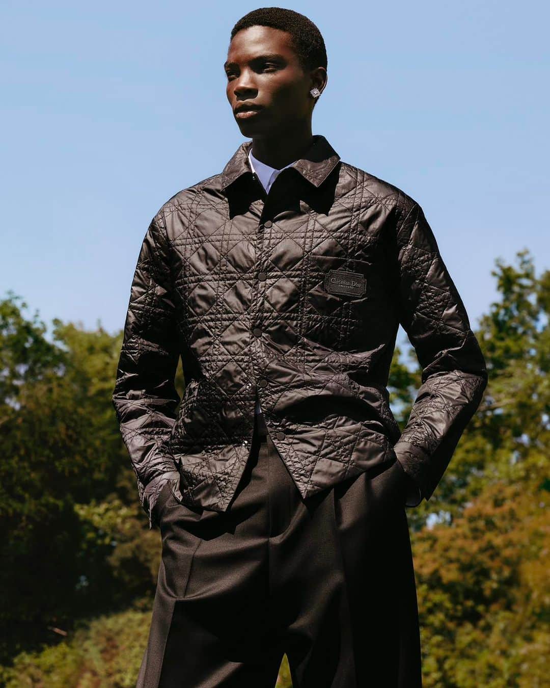 クリスチャンディオールさんのインスタグラム写真 - (クリスチャンディオールInstagram)「Menswear archetypes rub shoulders with a range of genres in the #DiorSpring24 collection by @MrKimJones, from preppy to formal, workwear and military. A look that echoes the Buffalo aesthetic of cult stylist Ray Petri, fusing couture with streetwear, from a Cannage overshirt to a hooded parka in a beige satin-finish technical twill. As a finishing touch, a military-inspired beret sports sliding drawstring cords, while the must-have 'Dior Gallop' bag melds elegance and function.  © @AlasdairMcLellan」11月25日 16時00分 - dior