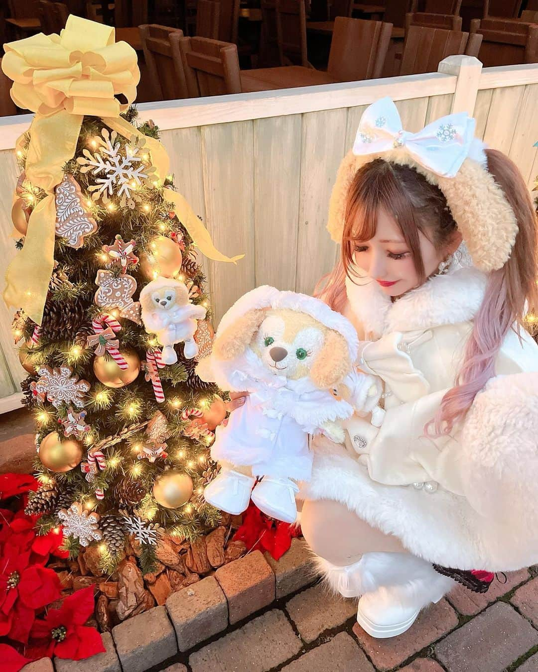 桜咲姫奈のインスタグラム：「ダッフィフレンズの ちっちゃいクリスマスツリー🎄💓 かわいかった💕💕 クッキーちゃんだから クッキーちゃんのツリーで 撮ったよ(*´ ˘ `*)♡  #ディズニー  #ディズニーコーデ  #ディズニーシー  #ディズニーグッズ  #ディズニーカチューシャ  #クッキーアン  #プリメロコーデ」