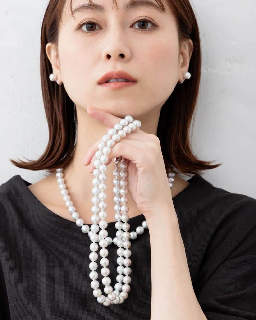 小坂温子のインスタグラム：「真珠🦪 #accessories  #真珠 #パール  #森さんメイク  #変態カメラマン」