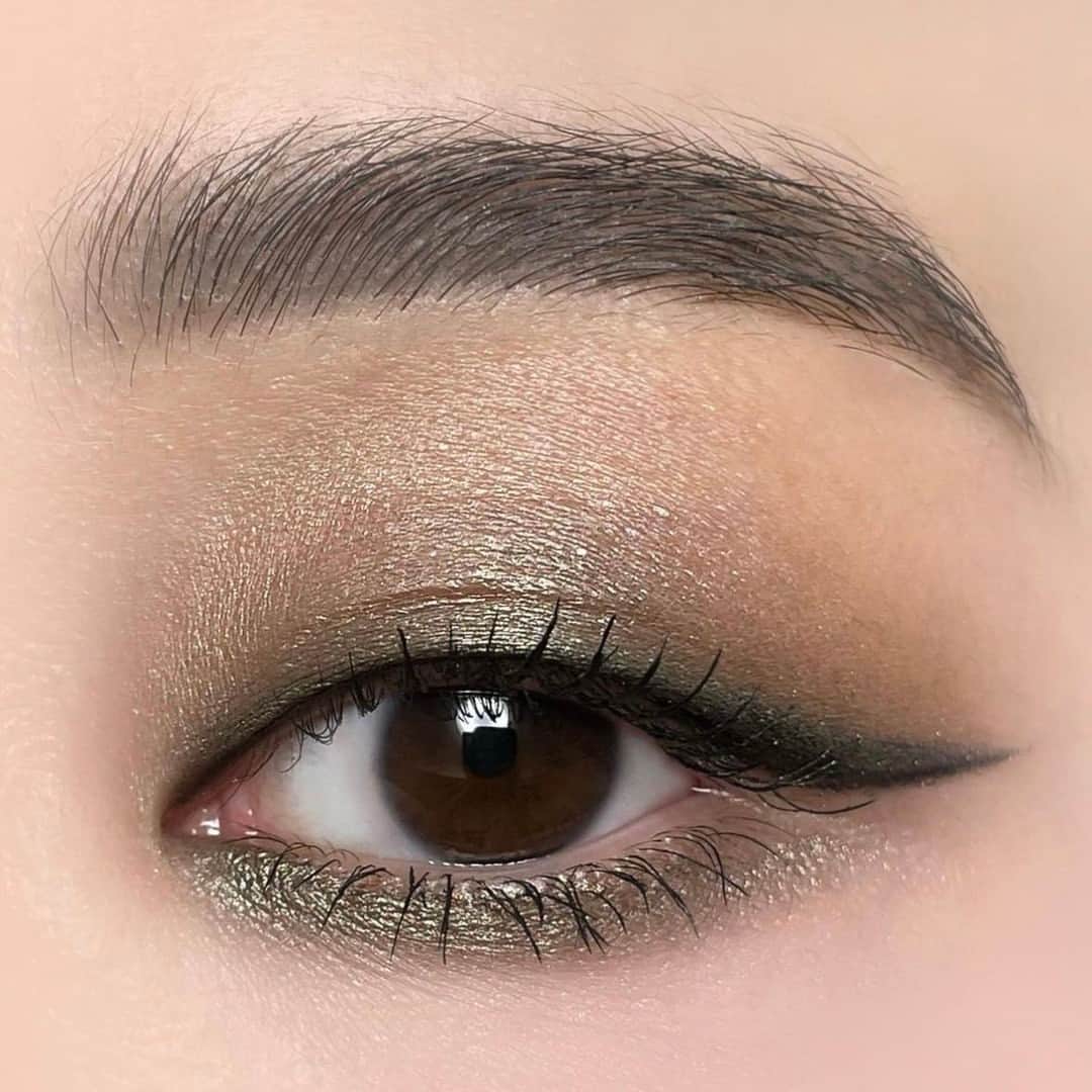 シュウウエムラのインスタグラム：「it's giving cool feminine chic 💚👉certified makeup artist @airikobayashi_shujp shows you how to create this cool toned khaki eye makeup with eye sculpt #wintertranquility eyeshadow palette. ✨ ⁠ comment ✨ if you're trying this look. ⁠ ⁠ クールかつフェミニンなシックメイク 💚👉サーティファイド メイク アップアーティストのkobayashiがクロマティックス クワッド アイスカルプトウインタートランクイリティとを使ったアイメイクを紹介。⁠✨ ⁠ このルックを試したい人は✨をコメントしてね。 ⁠ ⁠ #shuuemura #シュウウエムラ⁠ #shuartistry #shuuemuraartist⁠ #eyesculpt #sculptyourdimension⁠ #eyemakeup」