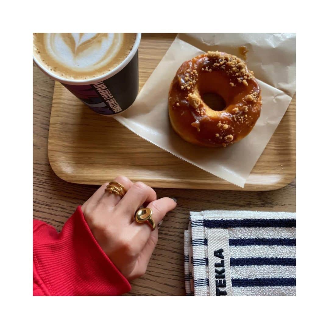 のインスタグラム：「. 赤いトップスに合わせるのに ゴールドのアクセサリーが欲しくて💍  プチプラだから2つ買った🪞  金属アレルギー対応で コーディネートに取り入れやすくて気にいった❤️  @ebine_accessory #PR#ebine_accessory」