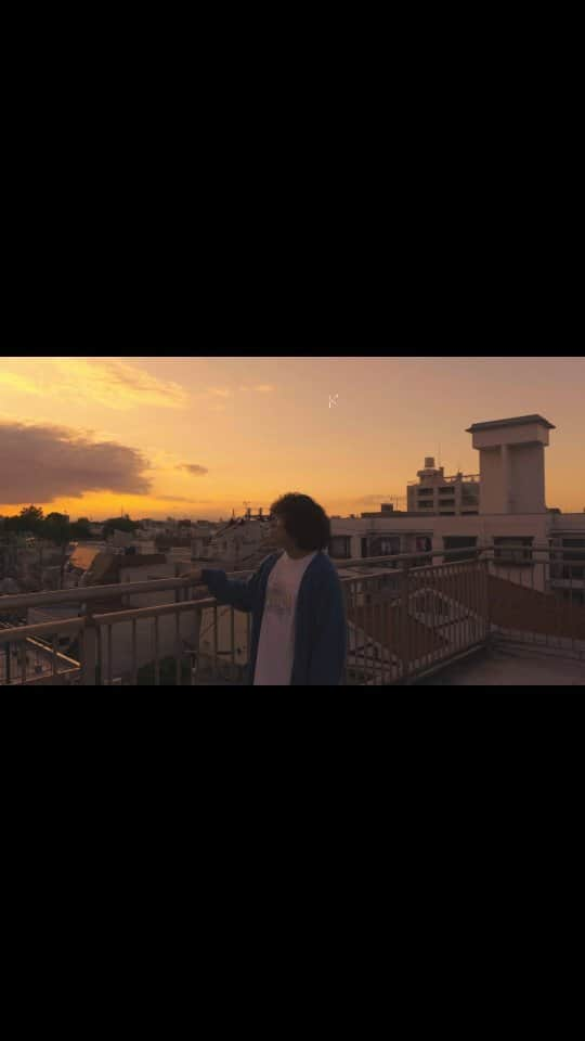 KANA-BOONのインスタグラム：「⁡ ⁡【おしらせ！】  新曲「夕暮れ」のMusic VideoをYouTubeにて公開しました！✨  夕暮れの中で歌う谷口鮪のシーンを中心に、 レコーディング風景や47都道府県ツアー初日のライブ映像が散りばめられています！ ⁡ ⁡ぜひ、ご覧ください！⁡ ⁡ #KANABOON #KB_夕暮れ #KB_47ツアー」