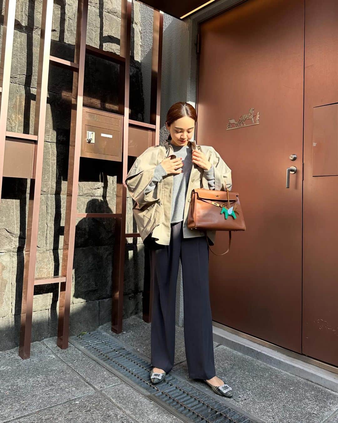 春名亜美のインスタグラム：「開けても閉めても可愛いケープトレンチ🧥 「え？そのお洋服どうなってるの？」と言ってもらう為に試行錯誤したやつです😁❤️  #ケープトレンチ @newans.official #knit @miumiu  #pants @newans.official  #bag @hermes  #shoes @ohgaofficial   #newans #miumiu #hermes #hermeskelly #ohga」