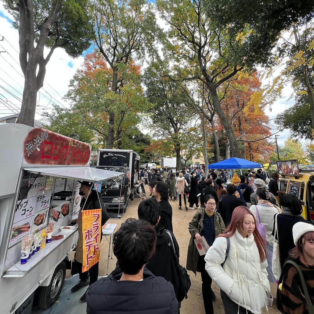 SWING-O a.k.a. 45のインスタグラム：「バーをやってる友人が出店するフリマへ🚶  友人のバーの集客は最近減りつつあるらしく、今後の可能性も考えて、以前から興味のあったキッチンカーで出店というのを最近週末ごとにやり始めた。こういうマツリゴトには天気さえ良ければ人が多数集まるようで、今日も飲食店はどこも長蛇の列。友人の店も多分かなりの収益になるだろう。  たくましく生きてる様は素敵だね  でも体調には気をつけろよ ちゃんと寝る時間作れよ」
