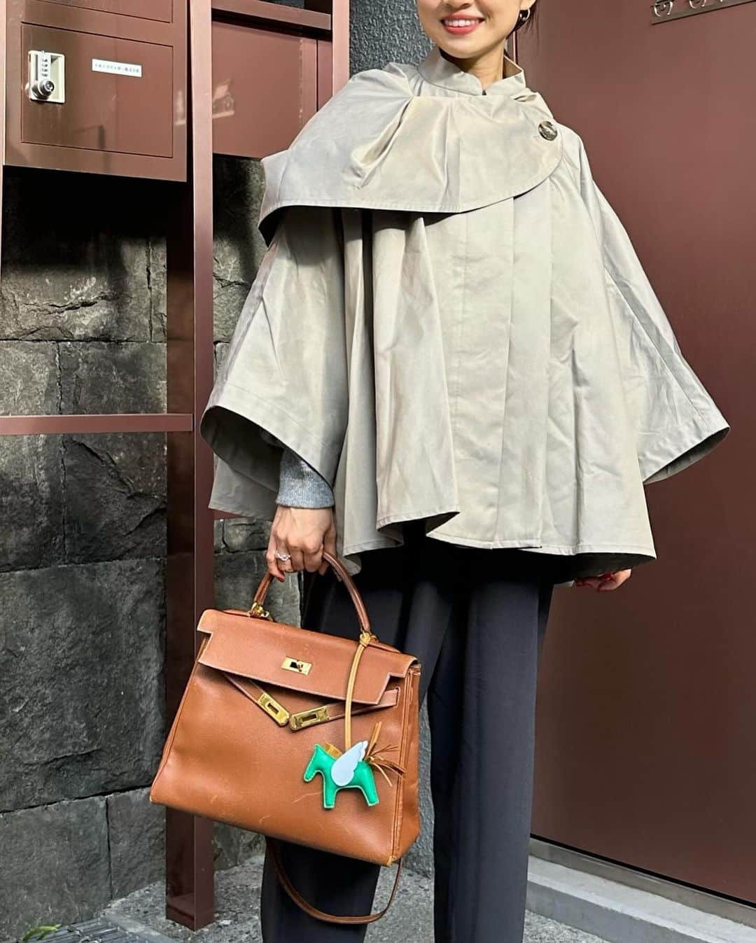 春名亜美さんのインスタグラム写真 - (春名亜美Instagram)「開けても閉めても可愛いケープトレンチ🧥 「え？そのお洋服どうなってるの？」と言ってもらう為に試行錯誤したやつです😁❤️  #ケープトレンチ @newans.official #knit @miumiu  #pants @newans.official  #bag @hermes  #shoes @ohgaofficial   #newans #miumiu #hermes #hermeskelly #ohga」11月25日 16時09分 - amiharunaami