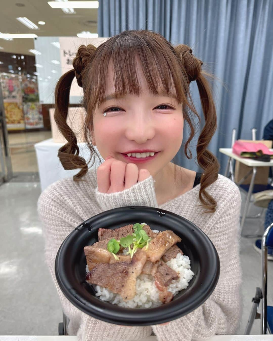 もえのあずきさんのインスタグラム写真 - (もえのあずきInstagram)「ライブの合間におにく🤤 #お肉大好き #もえあず#もえあずヘア#ツインテール#大食いアイドル」11月25日 16時24分 - moeazukitty