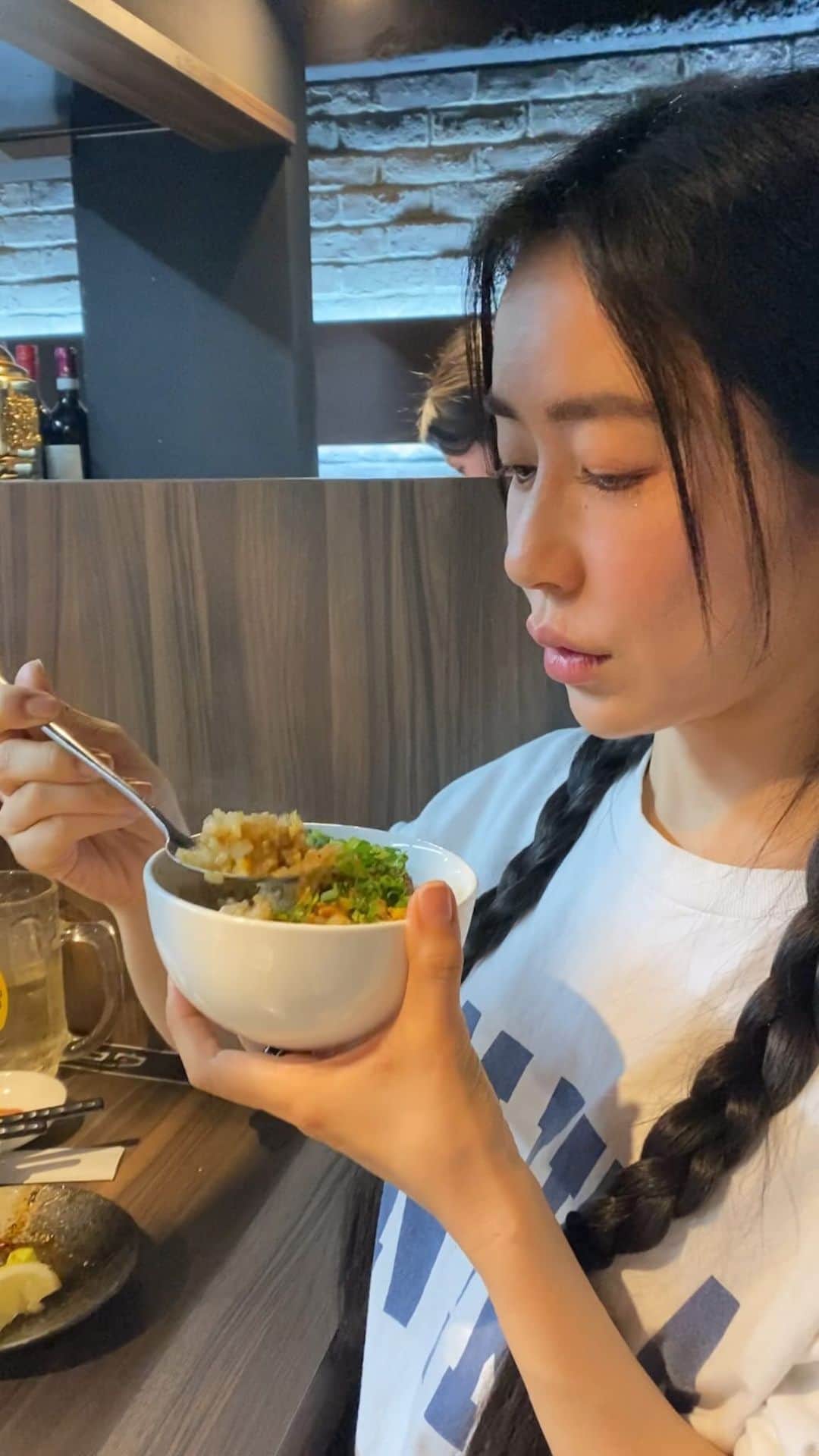 橋口いくよのインスタグラム：「好きなお店は内緒にしないことにした！ みんなが幸せになればいい。  ホルモンコウはほんっとうにお肉も味付けもすばらしくて、この値段でいいの？ってうっかり言っちゃうくらい。  オーナーのウギョンさんが扱うお肉は、魔法がかかったように美味しくて、昔、別のお店にいらっしゃった頃から別格だなあと思っています。  仕事とお肉に対する愛情と情熱にも元気をもらえて、会うと背筋が伸びます。  お客さんへの気遣いも、どこにどんだけ目がついてるんだっほどで、あでやかです。  とにかく、絶対行って欲しい！ 私が言ってること、きっとわかるから。  って紹介しようと思って食べるのに夢中になって、よく見るとお肉は食べてる瞬間の写真や動画がないの！へへ。  ちなみに、余談だが私はこのタイプのロースターがすごく好き。この感覚わかる人いる？  #ホルモンコウ　#焼肉」