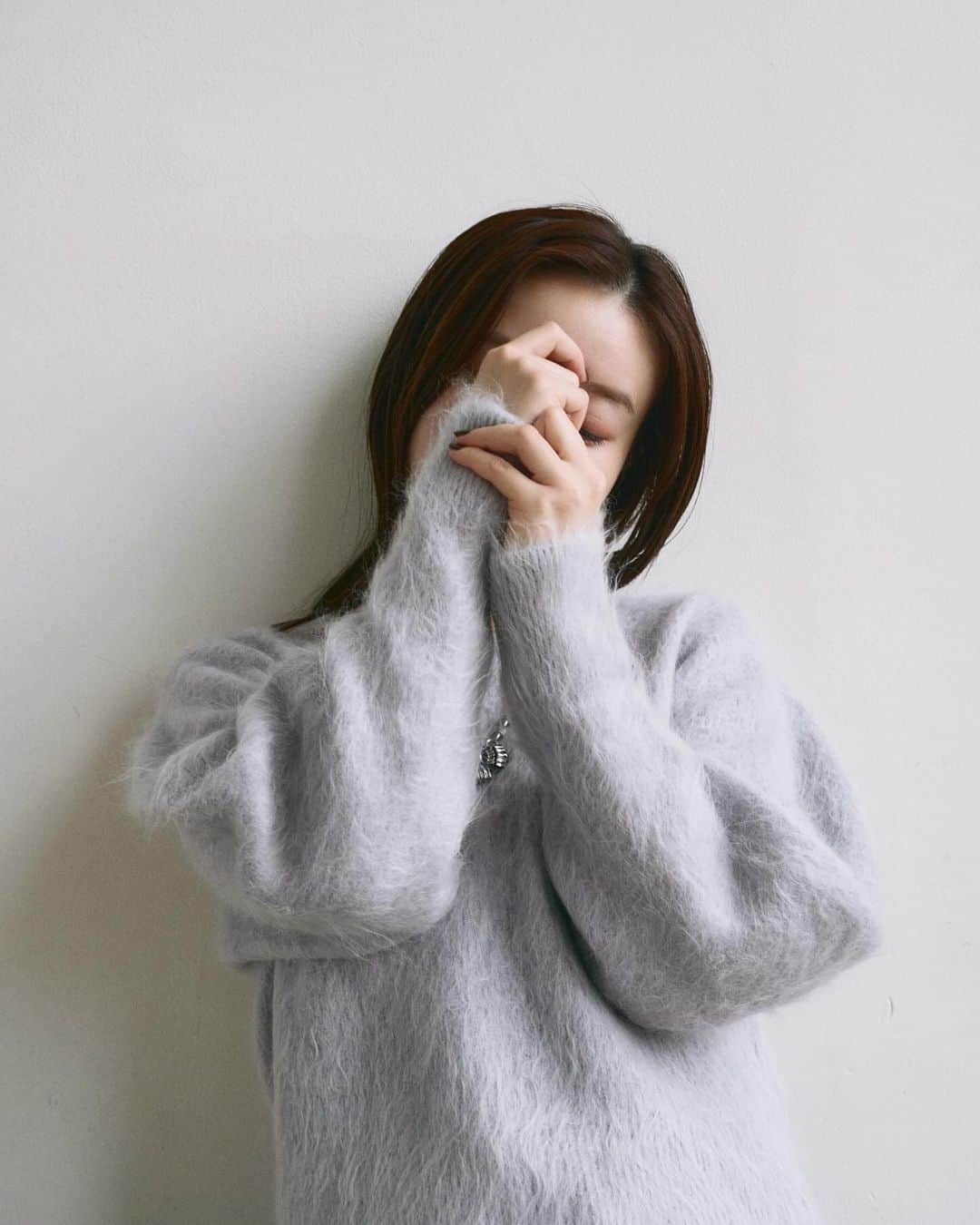 IENAのインスタグラム：「▷NEW KNIT STYLE　　 　　　　　　  ふんわり柔らかいシャギーニットを　　 シックなスタイルに取り入れて。 　　 ____________      SURIALPACA シャギーP/O  ¥26,400 (税込)  No.23080900327040  　　 店舗 :11/26(日)入荷予定 ※札幌,広島,九州店舗は11/27(月)入荷予定　　 オンラインストア : 準備整い次第発売予定 　　　  モッサーダブルフェイス Vネックコート  ¥63,800(税込)  No.230209001250 　　 　　 ドットジャガードイージーパンツ　　 ¥18,700(税込)  No.23030900404040  ※12月中旬入荷予定  　　 ____________  　　 　　　  #iena #iena_23aw #baycrews #baycrewsstore  #fashion #ファッション#秋冬コーデ」