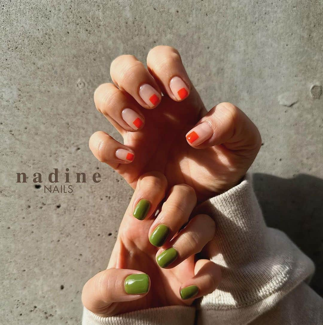 nadineNAILSのインスタグラム：「絶妙グリーンカラーかわいい‪·͜· ❤︎‬ いつもありがとうございます⟡.· * * *  #グリーンネイル #オレンジネイル #ブロックネイル #シンプルネイル #こだわりワンカラー カラー#大人ネイル#大人可愛いネイル#nailart #naildesign#tgel #nailstaglam#手描きネイル#美甲#指甲#젤네일#네일아트#에일살롱」