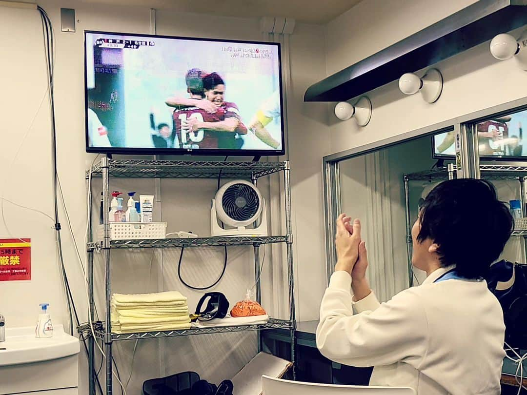 松本康太さんのインスタグラム写真 - (松本康太Instagram)「『Jリーグヴィッセル神戸初優勝』  今日はルミネ劇場出番をいただき、合間に楽屋でサッカー観戦！　  最近のサッカー選手はみんなイケメンということで話はまとまりました(*^O^*)  #サッカー#ヴィッセル神戸#初優勝#Jリーグ#ルミネtheよしもと#レギュラー松本#あるある探検隊」11月25日 16時33分 - aruarutankentai.matsumoto