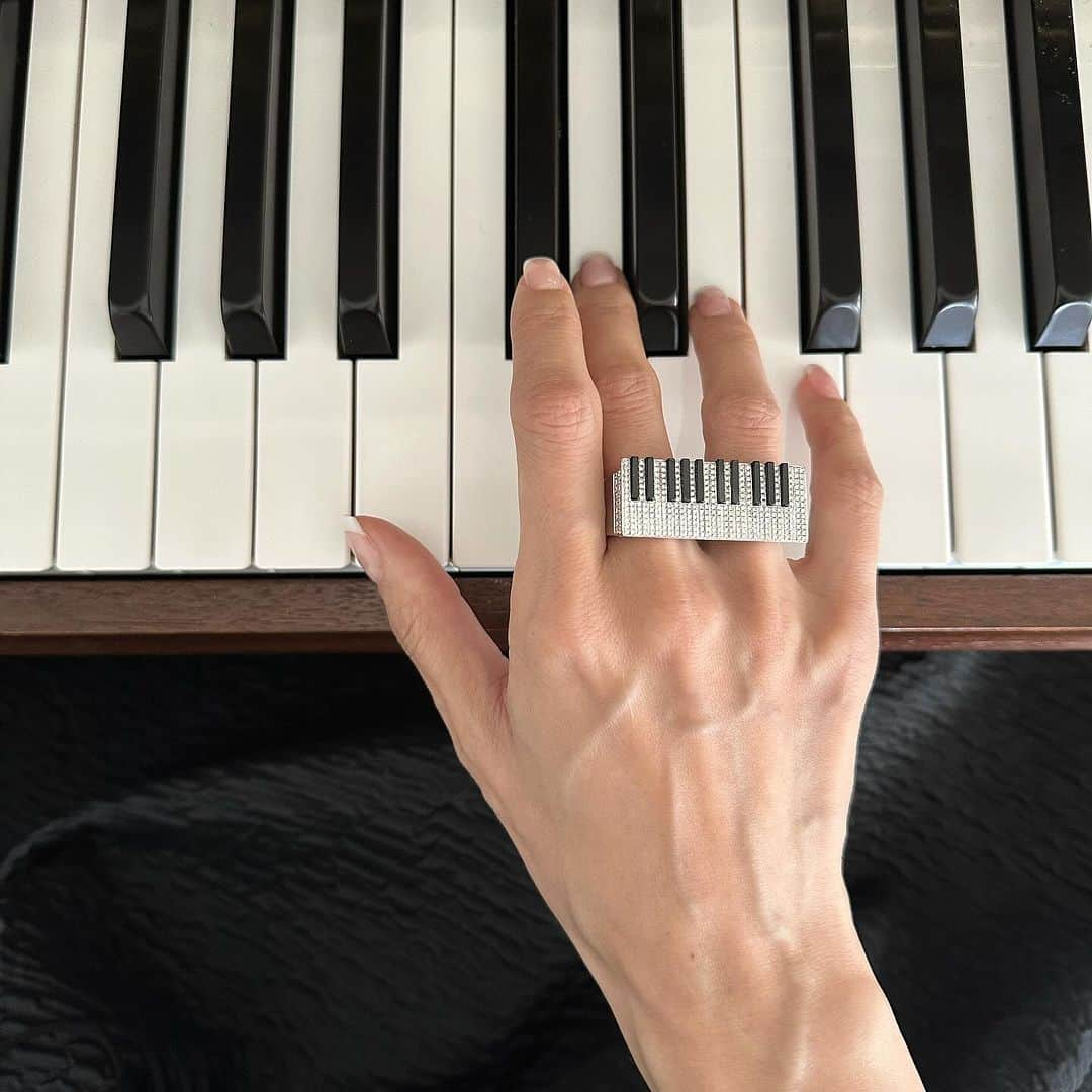 mioのインスタグラム：「Pianoforte 🎹 ダイヤモンドの上で奏でる、オニキスのペンタトニック。」