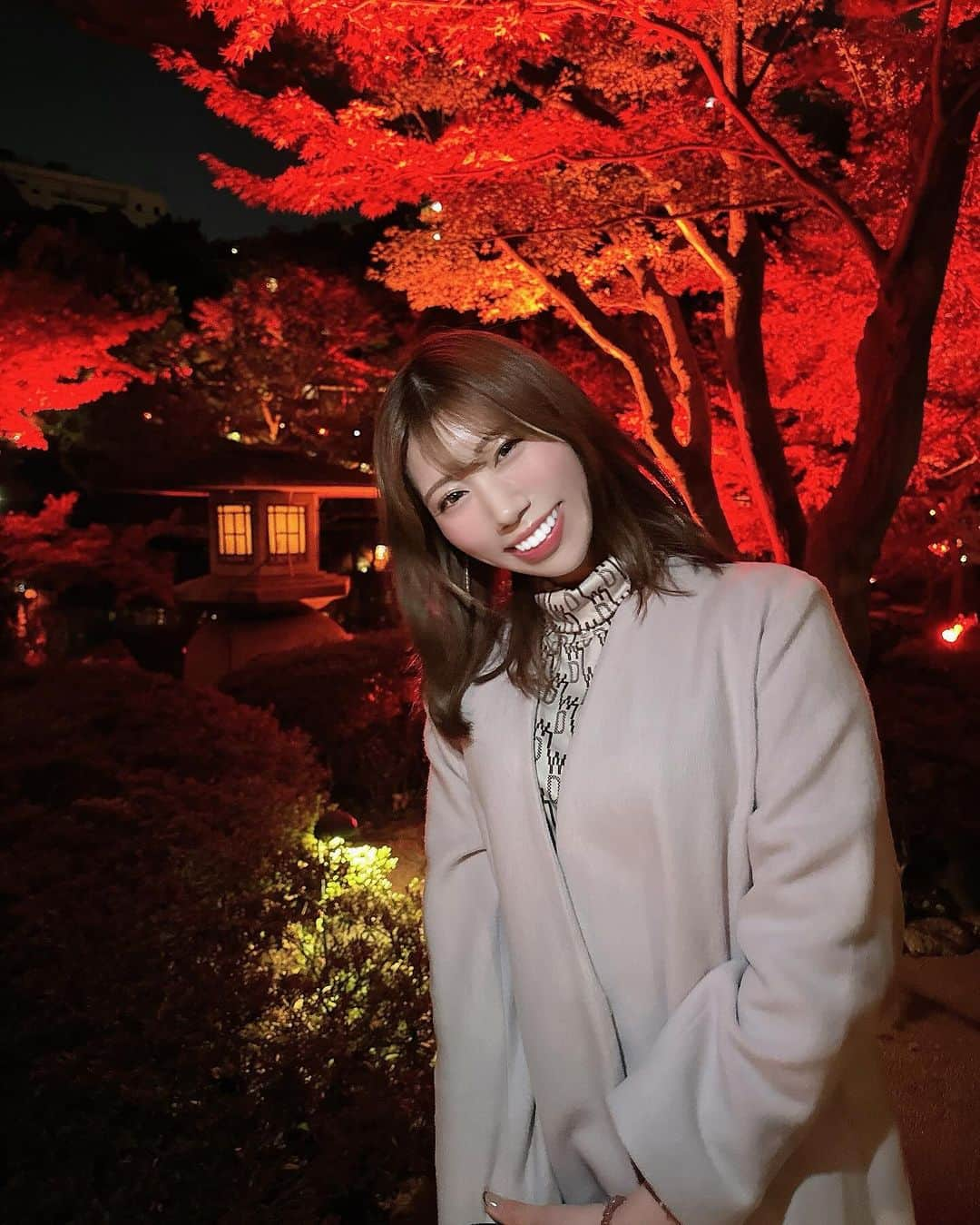 三上もえのインスタグラム：「♡ この前八芳園で紅葉のライトアップ観てきた🍁 まだまだ紅葉は色ついてはなかったけど ライトアップだと鮮やかな赤色で綺麗かった🥺❤️ 都会っぽくなくて癒された😌✨️ . . . #tokyoredgarden2023 #八芳園 #八芳園ライトアップ  #紅葉 #紅葉スポット #紅葉ライトアップ #東京紅葉」