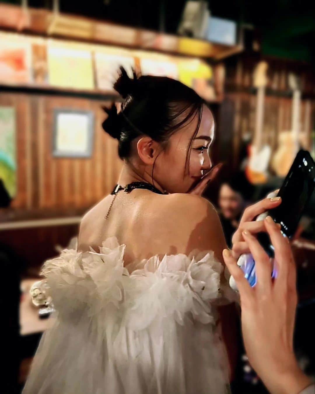 yakoのインスタグラム：「30歳からやりはじめて今年で4回目。 10日遅れの生誕祭も無事終了して、今年もだいすきな人たちに囲まれて。 ついにゾロ目になりました。 毎年今年は何着ようかな～って考えるのが楽しくて、その年毎に自分のなかでテーマカラーみたいなのがあって、年々脱皮してる感覚です。 蠍の女がまさかホワイトを身に付ける日が来るなんて思わなかった笑 毎年気合い入れてんだからちゃんと写真撮っとけばいいのに全く学習しないとこは変わってない笑  この1年、新天地に集中してたので休みは引きこもり体力回復、以前みたいにフットワーク軽く友人たちと会えないことが増えました。 日々のタスクをこなすので本当に精一杯。 余裕がないときの方が多かった。 というか余裕なんて元々あったのか？って感じすらある。  そんな中でも、新しいわたしを応援してくれて寄り添ってくれて、家にわざわざ来てくれたり、夜中でも呼び出してねって言ってくれたり。 当たり前が当たり前じゃないこと、更に自分の周りの人たちの有り難みを感じた1年だった。  自分の見える世界は、全部自分から。 良いも悪いも全部バランスだし、周りは鏡だし、人生RPGゲーム。 受け取ることを恐れず、自分と周りを信頼して、これからもたくさん循環させていこう。 愛には愛で返したいね。 みんないつもありがとう。これからも末長く。 愛しています🌹  2023/11/13」