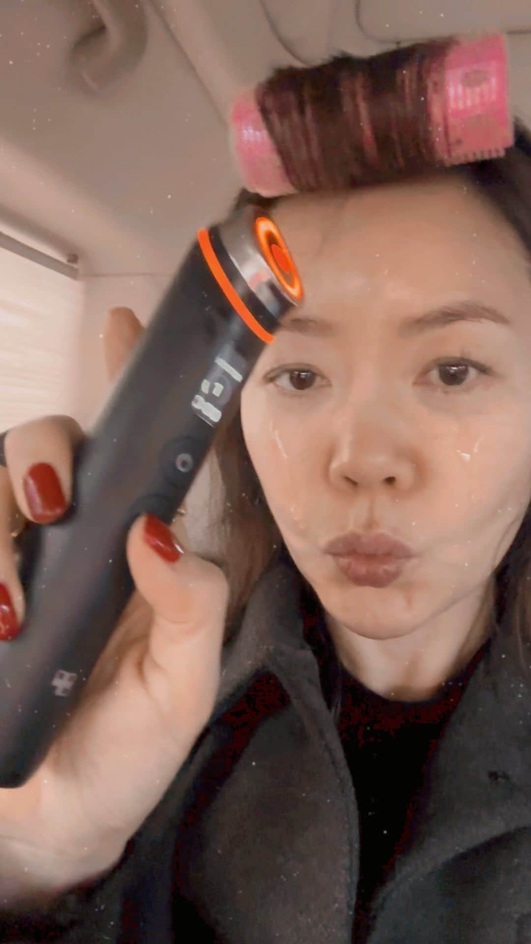 アン・ソニョンのインスタグラム：「요새 뭘 발라도 칙칙하고, 버석하고, 늘어진다면...!  이따 만나요👍👍🩷  기존 @medicube_korea 의  디바이스들의 총결산판!!!   라이브커머스 런칭 한시간 방송에 70억 판매!!!  화제의 대란템🔥🔥🔥🔥🔥🔥🔥  바로바로 #부스터프로🖤  그동안 메디큐브 디바이스들의 최고사양new 디바이스!! 4대의 디바이스를 하나로 모아둔, 기존의 ‘부스터힐러’보다 8대 강력해진 파워로, 저처럼 전문기관관리 너무 받고 싶지만, 시간도 여유도 없는 K주부들의 인생템이 될거라 자신합니다.   이미 첫 샘플받고 한달을 매일 하루도 빠짐없이 쓰면서 셀프임상(?) 끝냈어요🙋🏻‍♀️  기나긴 홈쇼핑 23년 라이브 경력에 왜 디바이스 라이브 첫 상품으로 <부스터프로> 택했는지, 딱 보시면 감잡으실꺼예요.   이미 온라인 후기 간증템으로, 돈이 있어도 못사는 대란템!! 본사물량도 12월 중순넘어야 살수 있을까말까라는데.. 오늘 <CJ오쇼핑 최초런칭>쇼에서 득템하시면, “내일 바로”받아보실수 있다고해요!   잠시후 저녁7시반🩷 CJ오쇼핑 라이브로 찾아뵐께요😉🫶🏻」