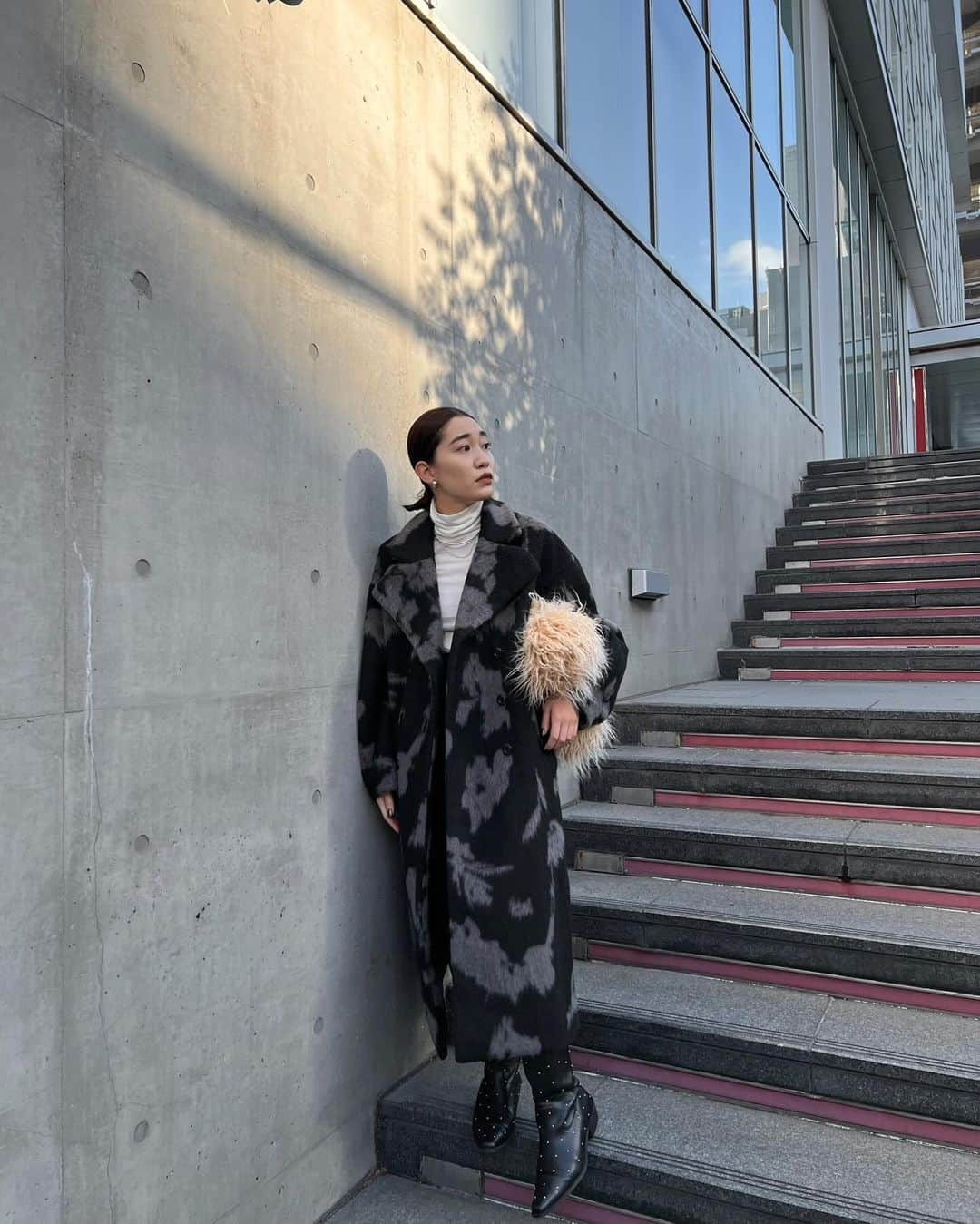 Ameri VINTAGE LUMINE SHINJUKUさんのインスタグラム写真 - (Ameri VINTAGE LUMINE SHINJUKUInstagram)「. NOW ON SALE———　　  UND SHADOW FLOWER WOOL COAT (02320760360) ￥38,500 tax in  アイボリー/ブラック/ブルー S.Mサイズ  Rena 158cm Sサイズ着用  @aym__319 174cm Mサイズ着用  @__ho.nami_ 151cm Sサイズ着用  @amerivintage #amerivintage  #ameri #ameri_staffsnap #ameri2023autumnwinter」11月25日 16時44分 - ameri_shinjuku