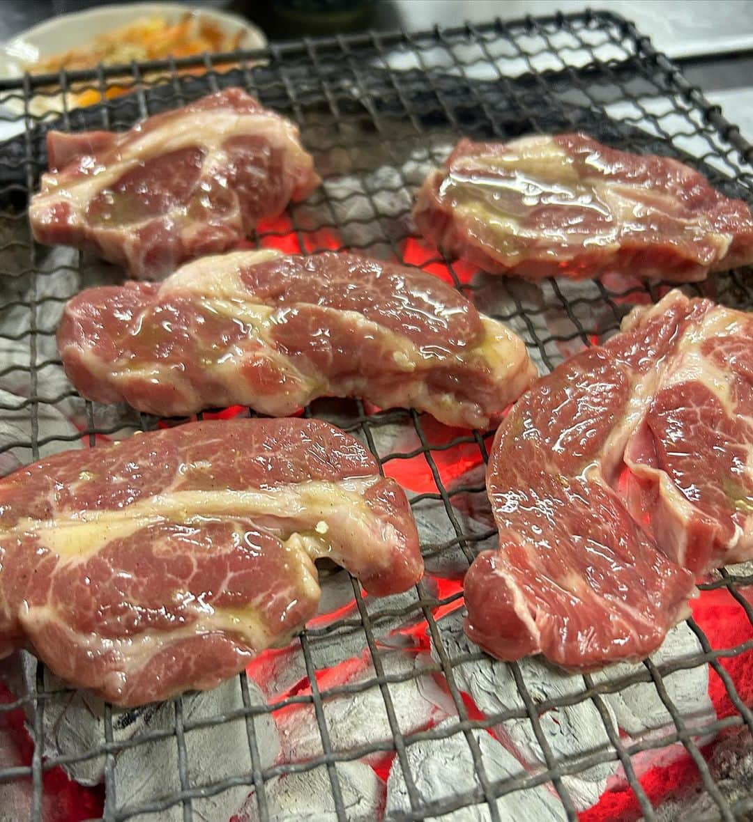成松修さんのインスタグラム写真 - (成松修Instagram)「塩ジンギスカン炭火焼「八仙」 今まで札幌で食べたジンギスカンでNo.1でした。 肉は塩ジンギスカン一択のみ。肉厚シイタケも味付け最高。 牛トロライスはテッパンの美味さ。 本当いくらでも食べれる。 予約なしだと入れないので今回は11月上旬から予約してました笑 同じ道産子のボダパカ伊藤さんとお世話になっているあつしさんと。 ご馳走様でした‼️🤲  今回も最高の北海道でした‼︎  また必ず。  映画『コーポ・ア・コーポ』とても好評で嬉しいです‼️ まだまだ全国ロードショー中！ 是非劇場で。  #塩ジンギスカン #八仙 #塩ジンギスカン八仙 #炭火焼八仙 #ジンギスカン #すすきの #すすきのグルメ #北海道 #うますぎ #悶絶」11月25日 16時45分 - ore_osamu