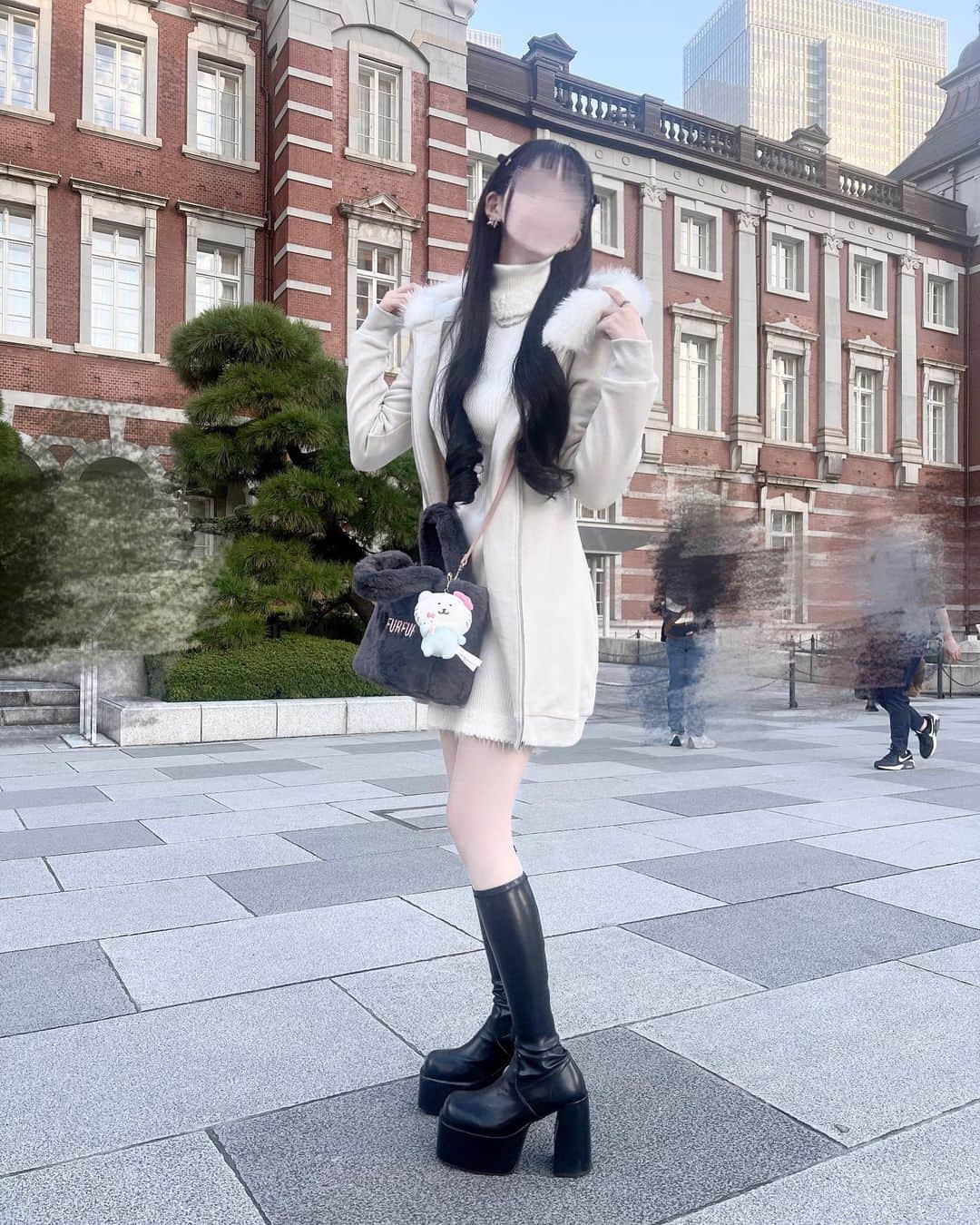 イモさんのインスタグラム写真 - (イモInstagram)「黒髪スーパーロングになりましたര.ര🖤  3年ぶりとか？かも！昔は地雷黒髪だったけど、これからは大人ガーリーな黒髪コーデもしてくよー！  この服ストーリーに載せたらどこの？って沢山聞かれたんだけど、ダーリッチの裏起毛パーカーにミシェルマカロンのワンピースだよ🤍 全部タグ付けしとくね🏷 ⸝⋆⸝⋆  黒髪にしたらこういうお洋服も似合うようになって嬉しい！ 夜は寒いけど日中は丁度いいコーデです🗼☃️🤍  #隠しきれないヲタク #量産型 #量産型ヲタク #非量産型 #非量産型ヲタク #量産型ヘアメ #darich #michellmacaron #emoda #furfur #新宿美容院 #黒髪ロング」11月25日 16時45分 - p0vq_