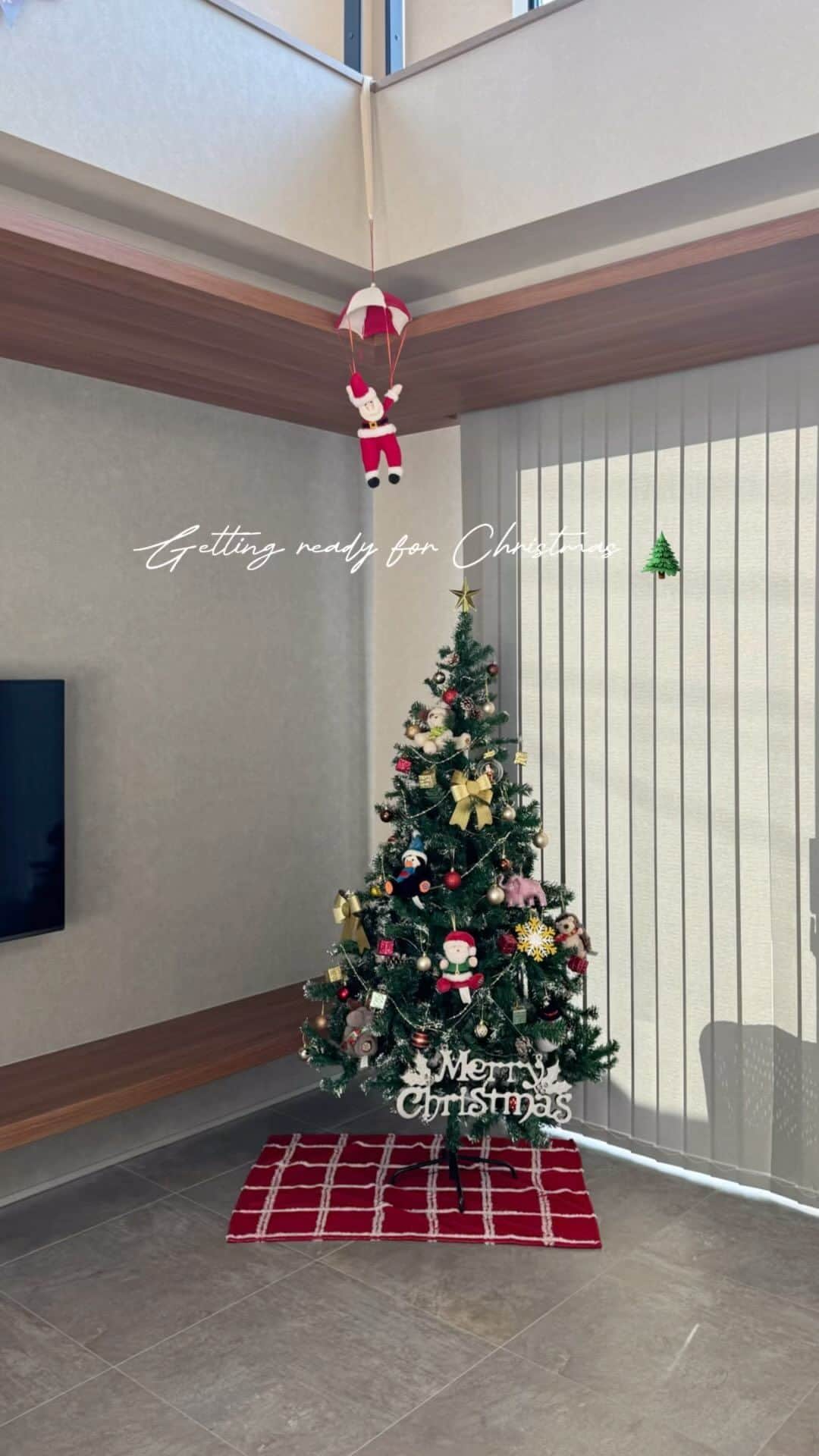 ᴱᴸᵞのインスタグラム：「クリスマスツリーを出しました🎄✨ 3年ぶり！娘が生まれてから初めて！ ご無沙汰だったので久しぶりに出せて嬉しいなぁ🤍  ツリーの下に置くプレゼントが 徐々に増えていくのが楽しみです🥰」